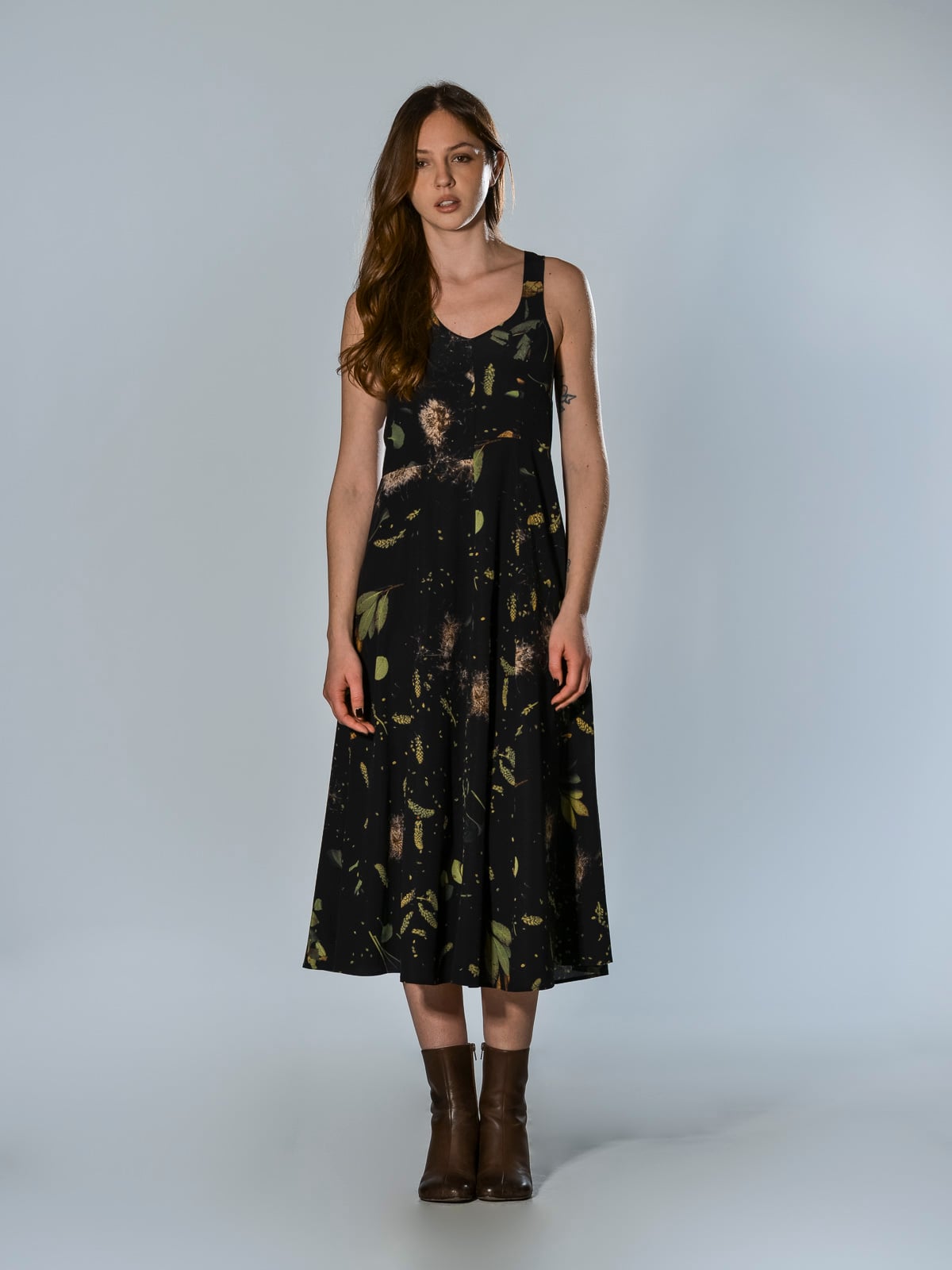 Abito midi Serie Numerica in seta nera con stampa botanica