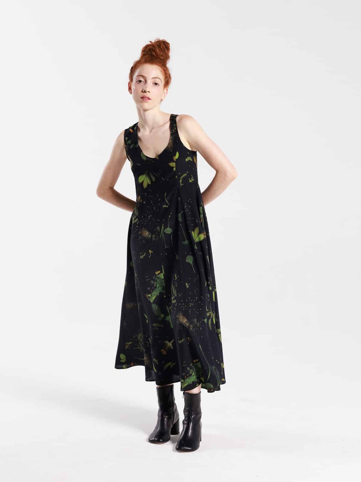 Abito midi Serie Numerica in seta nera con stampa botanica