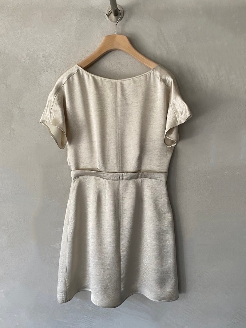 Abito corto reversibile Marina Lari in acetato greige, con scollo tondo o scollo a V profondo e gonna leggermente svasata