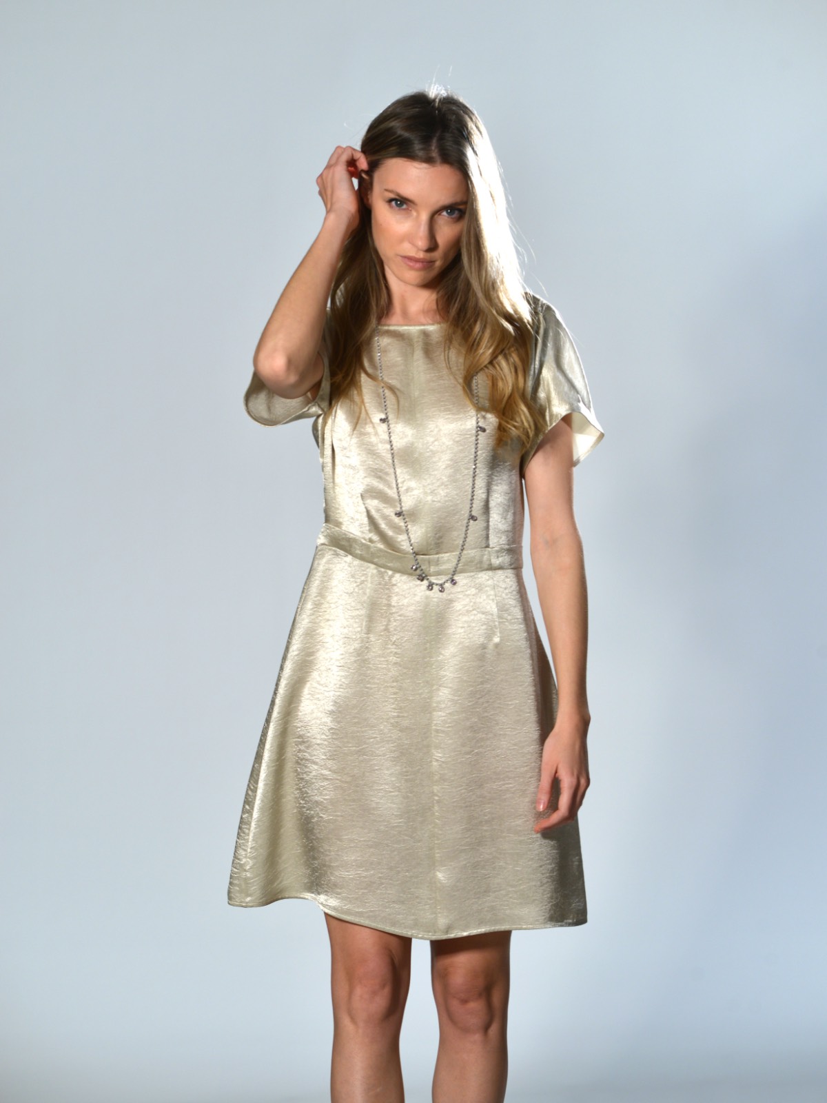 Abito corto reversibile Marina Lari in acetato greige, con scollo tondo o scollo a V profondo e gonna leggermente svasata