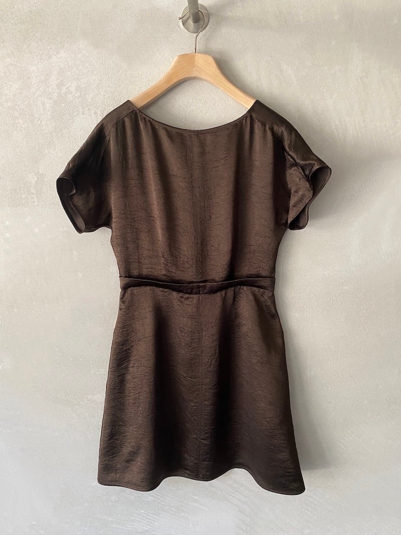 Abito corto reversibile Marina Lari in acetato marrone, con scollo tondo o scollo a V profondo e gonna leggermente svasata