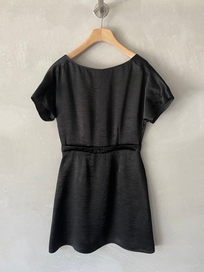 Abito corto reversibile Marina Lari in acetato nero, con scollo tondo o scollo a V profondo e gonna leggermente svasata