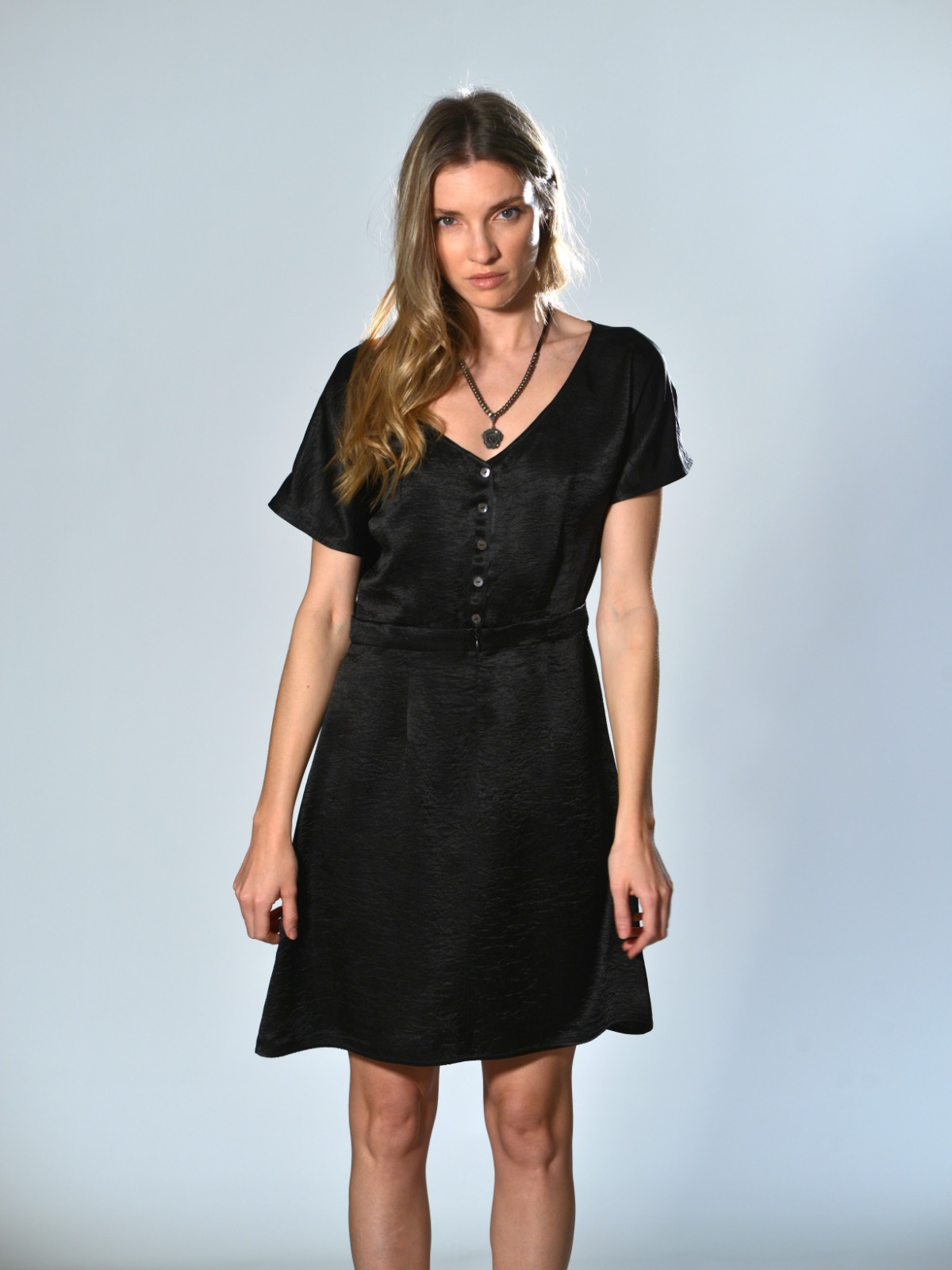 Abito corto reversibile Marina Lari in acetato nero, con scollo tondo o scollo a V profondo e gonna leggermente svasata