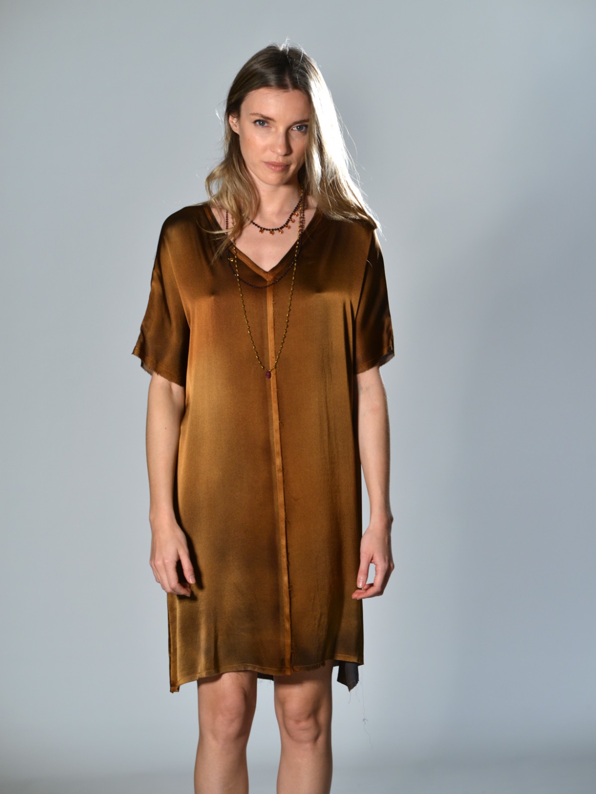 Abito in seta artigianale spruzzato a mano Avant Toi antilope con scollo a V