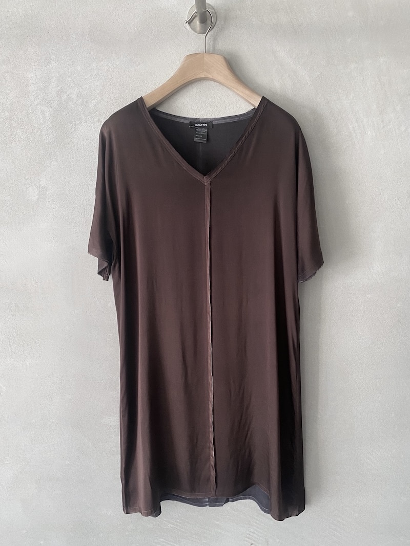 Abito in seta artigianale spruzzato a mano Avant Toi marrone con scollo a V