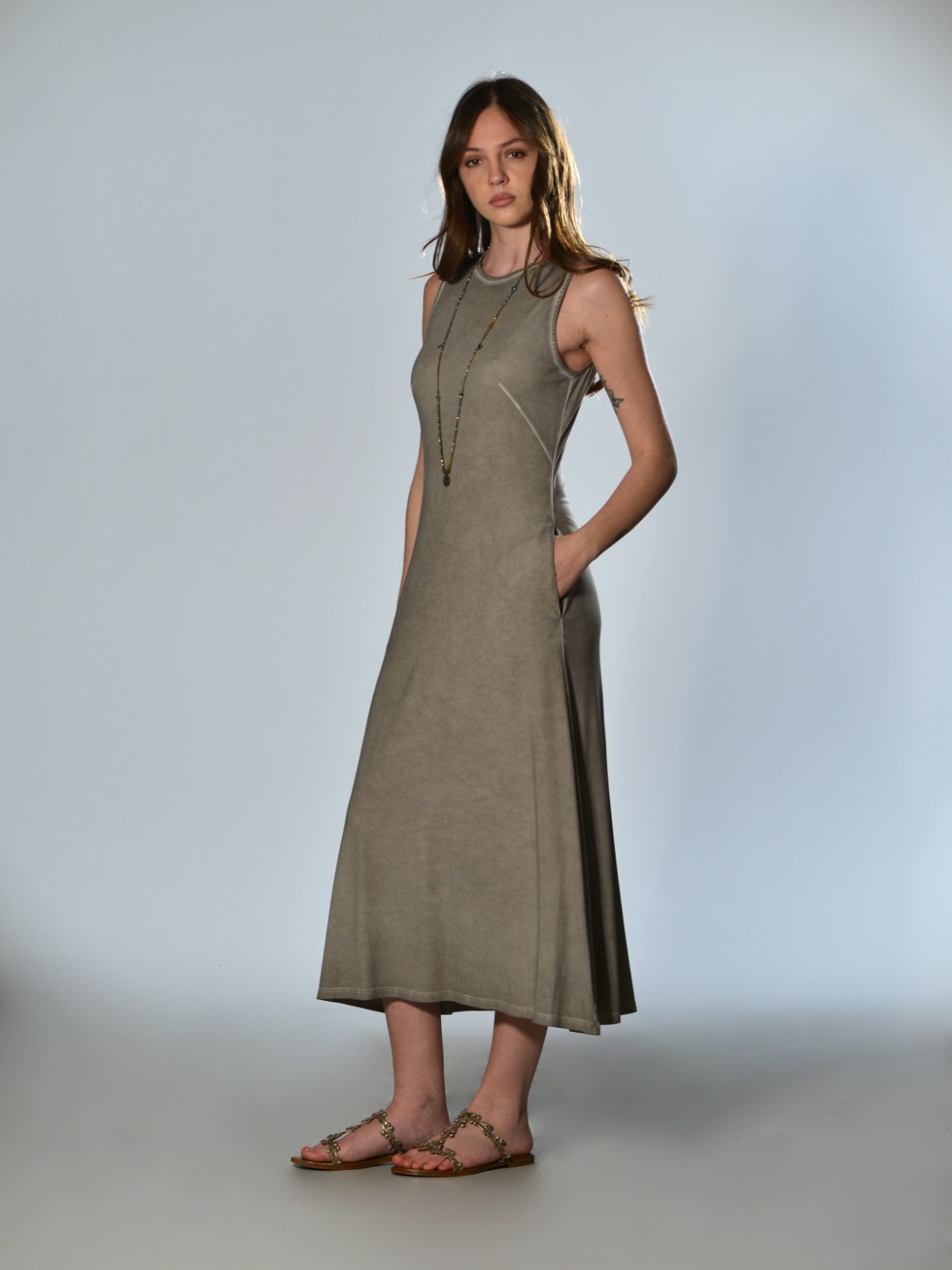 Abito lungo smanicato Ploumanac’h in jersey di viscosa delavé grigio, con collo tondo, apertura posteriore con bottone e tasche laterali