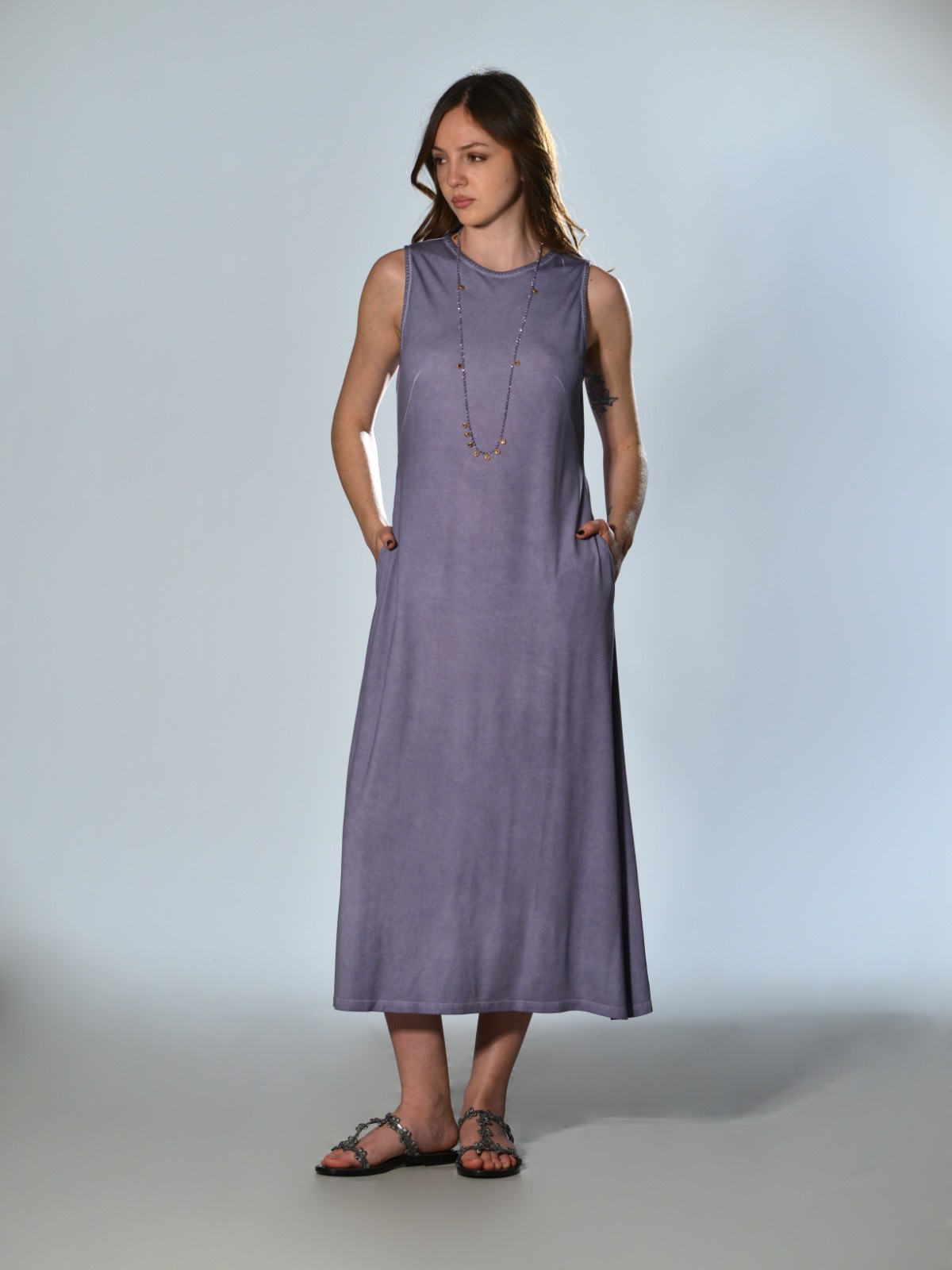 Abito lungo smanicato Ploumanac’h in jersey di viscosa delavé lavanda, con collo tondo, apertura posteriore con bottone e tasche laterali