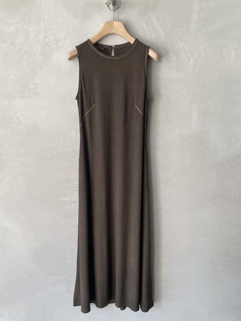 Abito lungo smanicato Ploumanac’h in jersey di viscosa delavé marrone, con collo tondo, apertura posteriore con bottone e tasche laterali