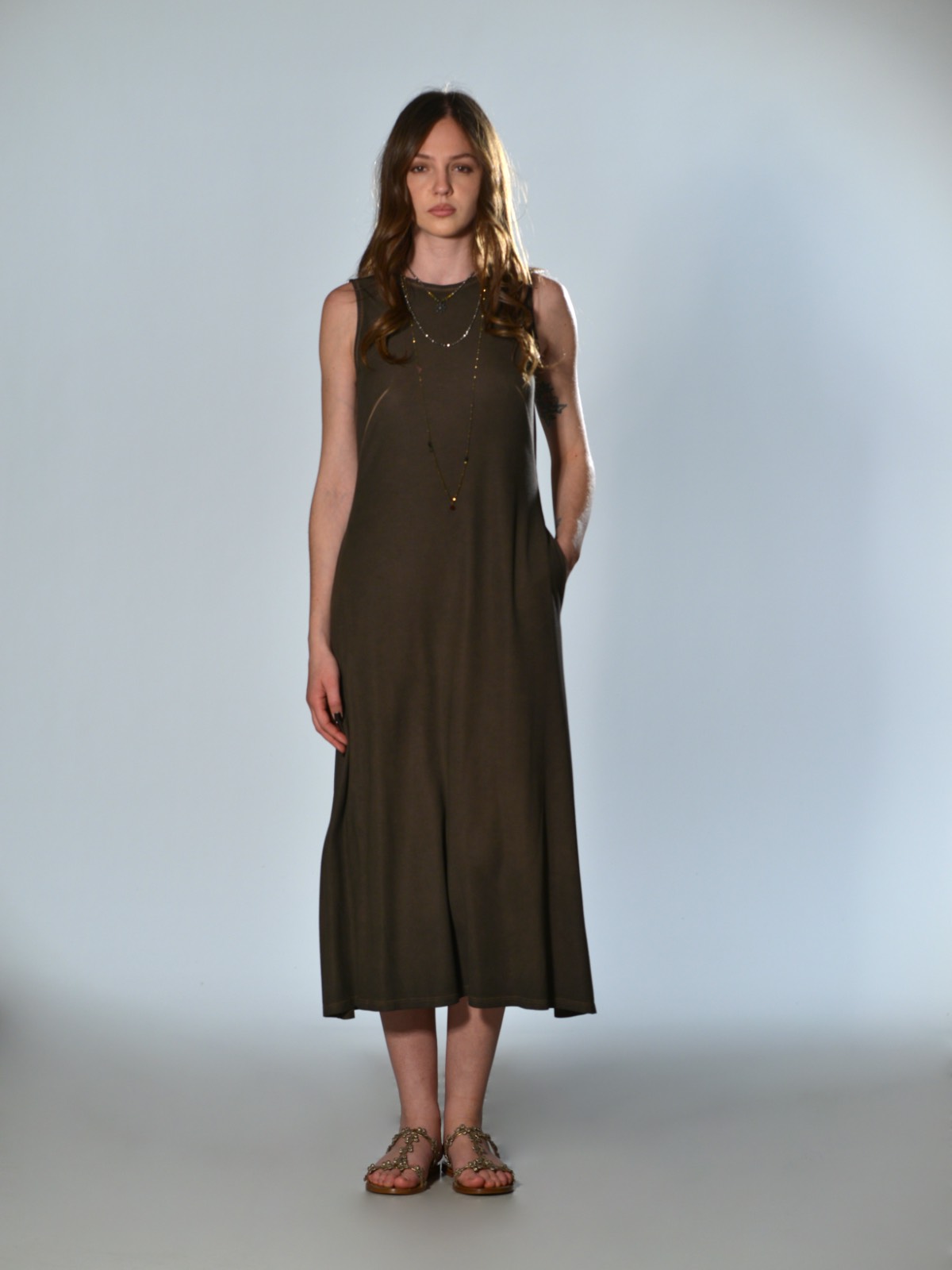 Abito lungo smanicato Ploumanac’h in jersey di viscosa delavé marrone, con collo tondo, apertura posteriore con bottone e tasche laterali