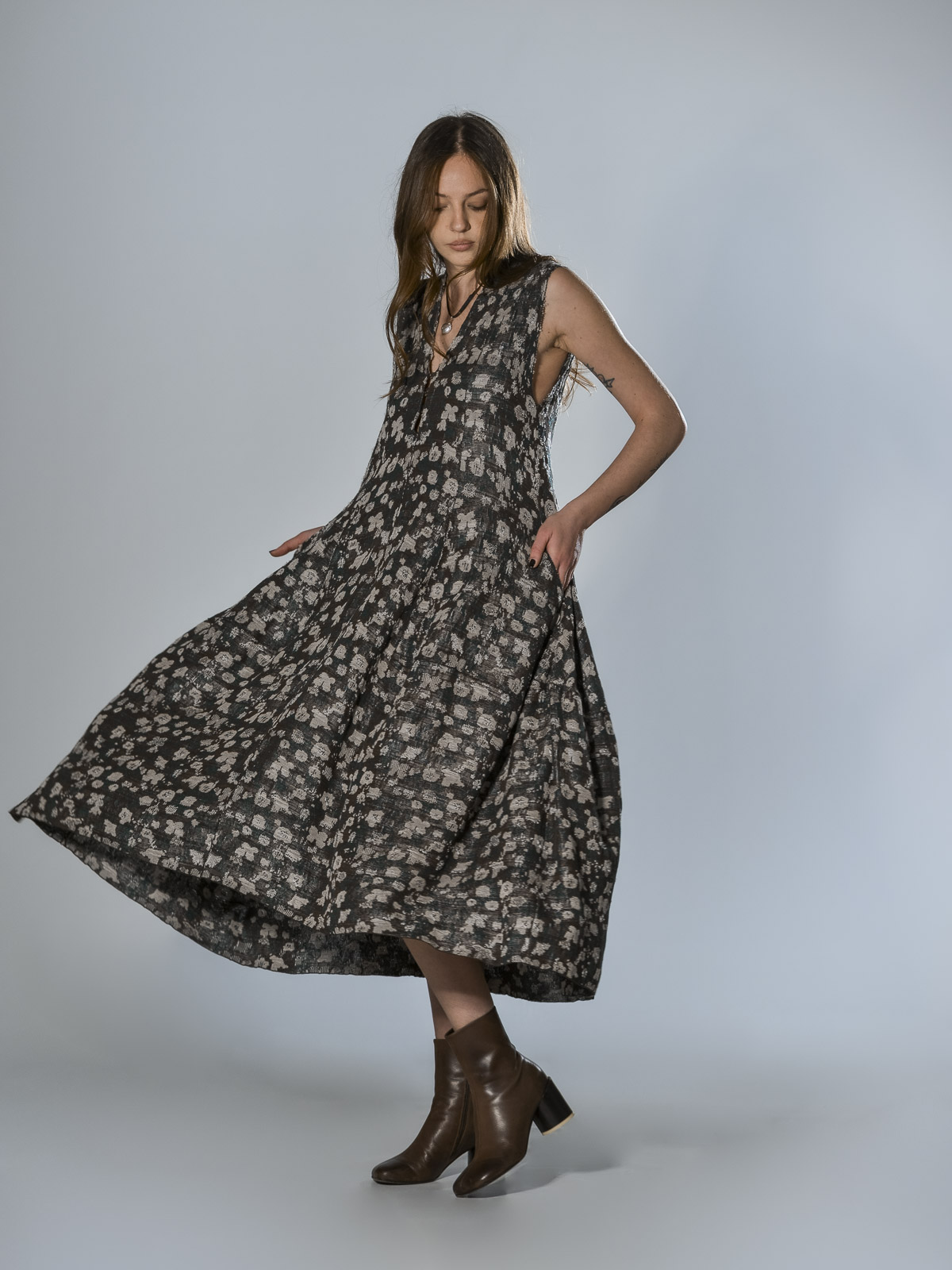 Abito over smanicato Boboutic in maglia di seta, cotone e lino con motivo jacquard floreale e scollo a V