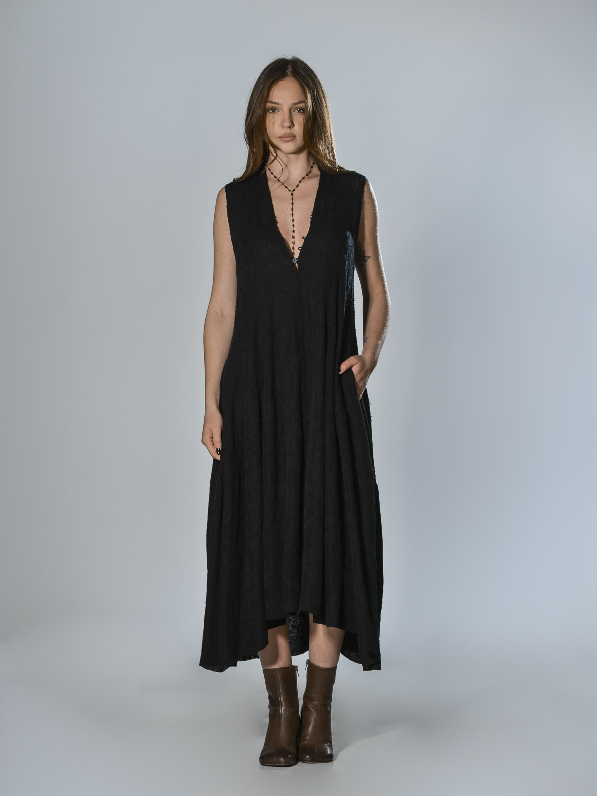 Abito over smanicato Boboutic in maglia di seta, cotone e lino nero con motivo jacquard floreale e scollo a V