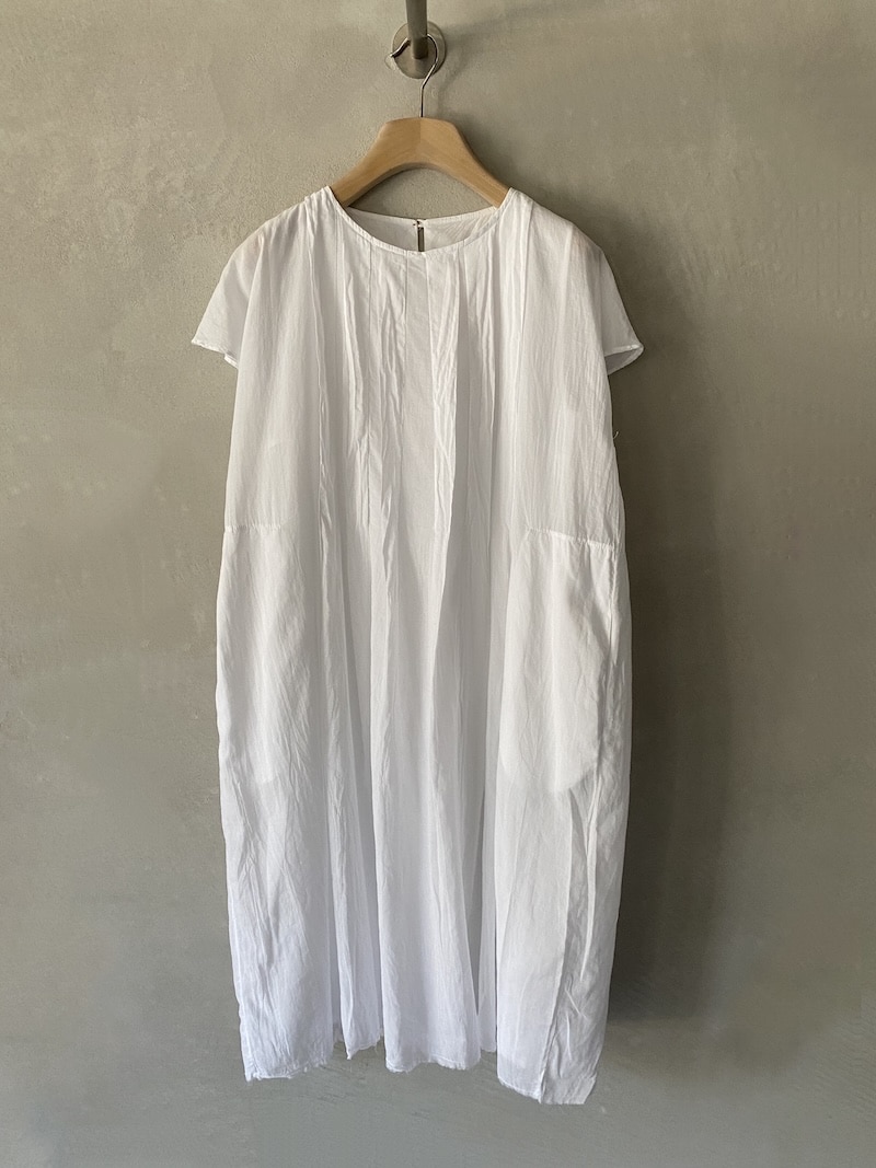 Abito oversize HANNOH in mussola di cotone bianco con sottoabito incorporato e orlo a taglio vivo sfilacciato