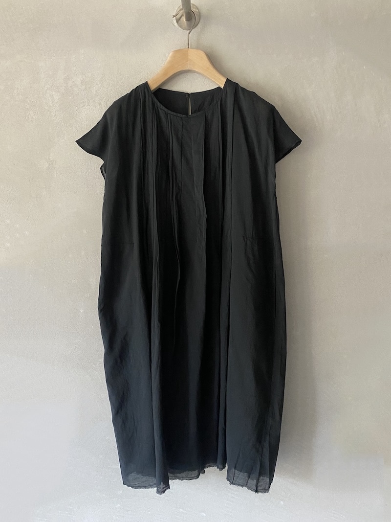 Abito oversize HANNOH in mussola di cotone nero con sottoabito incorporato e orlo a taglio vivo sfilacciato