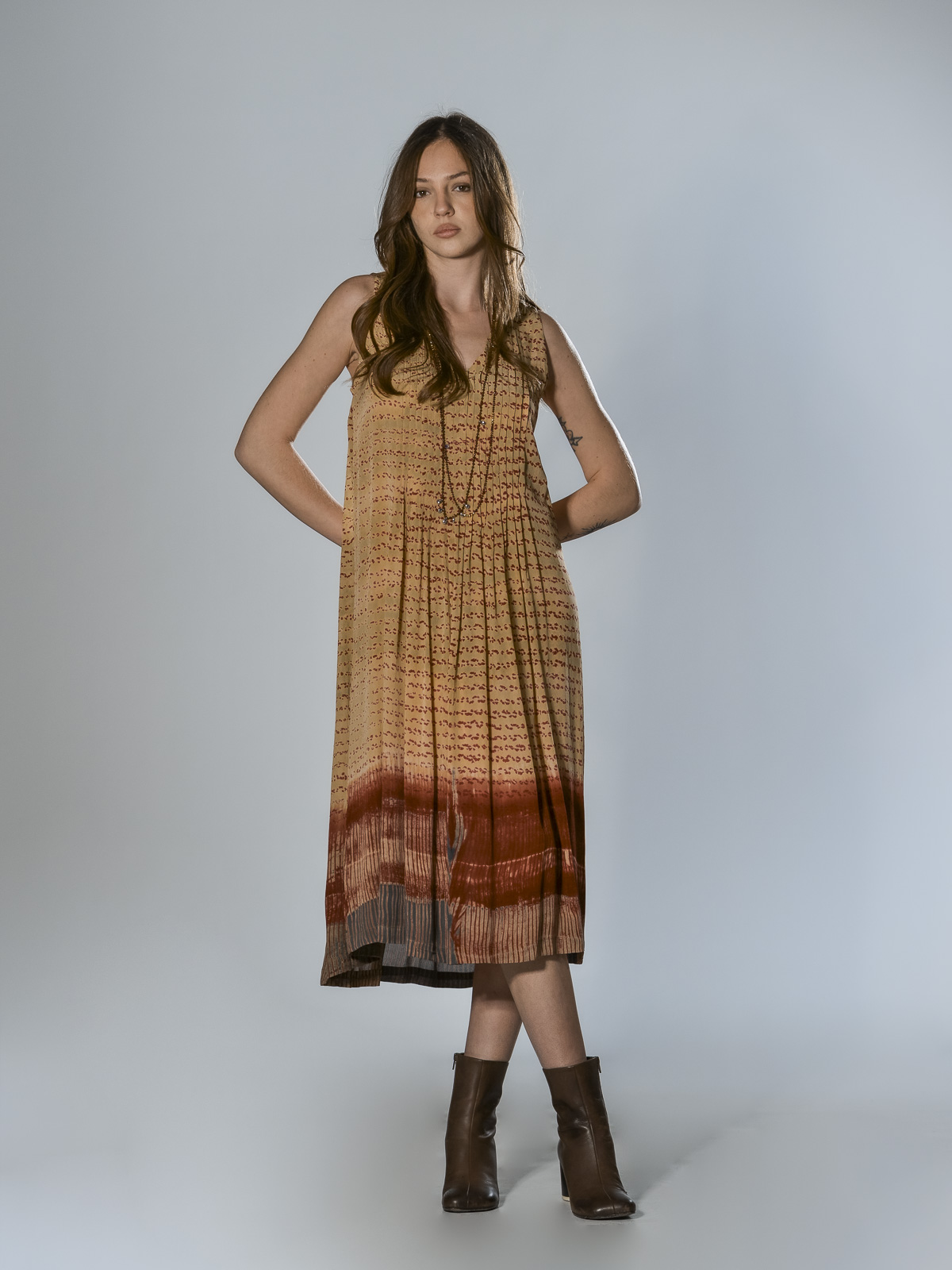 Abito smanicato Raga in viscosa color rosa giallino con scollo a V e chiusura posteriore a goccia con bottone – capo artigianale leggero