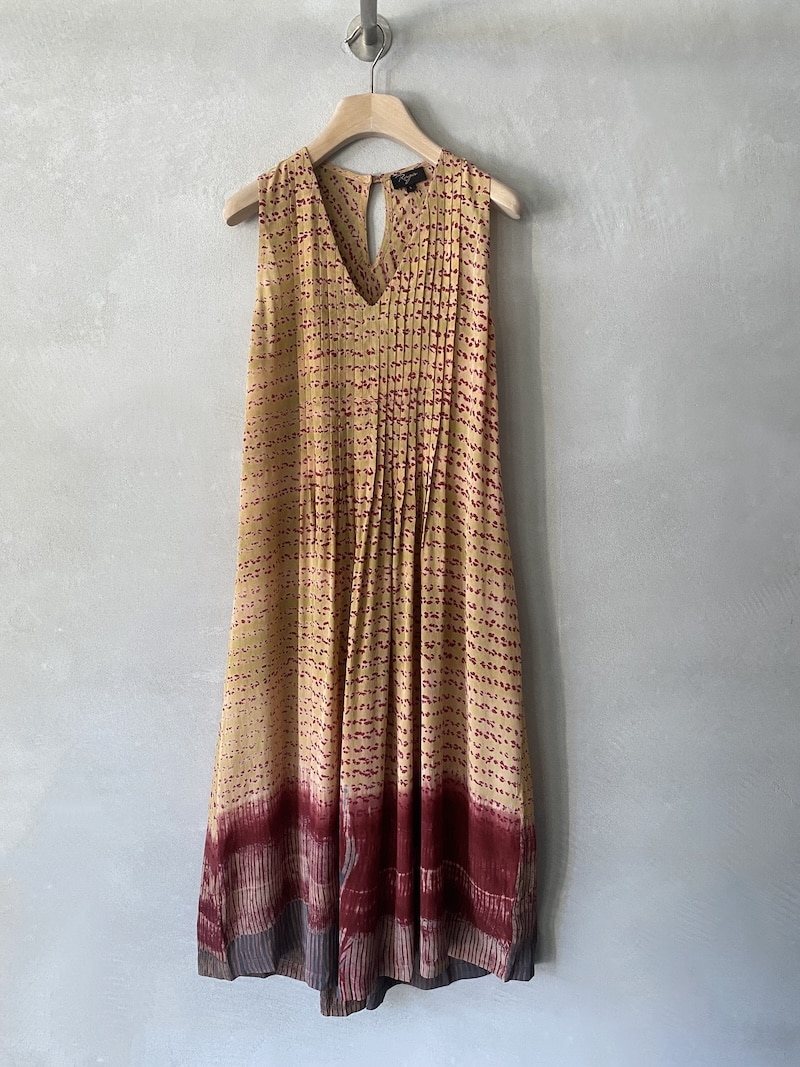 Abito smanicato Raga in viscosa color rosa giallino con scollo a V e chiusura posteriore a goccia con bottone – capo artigianale leggero