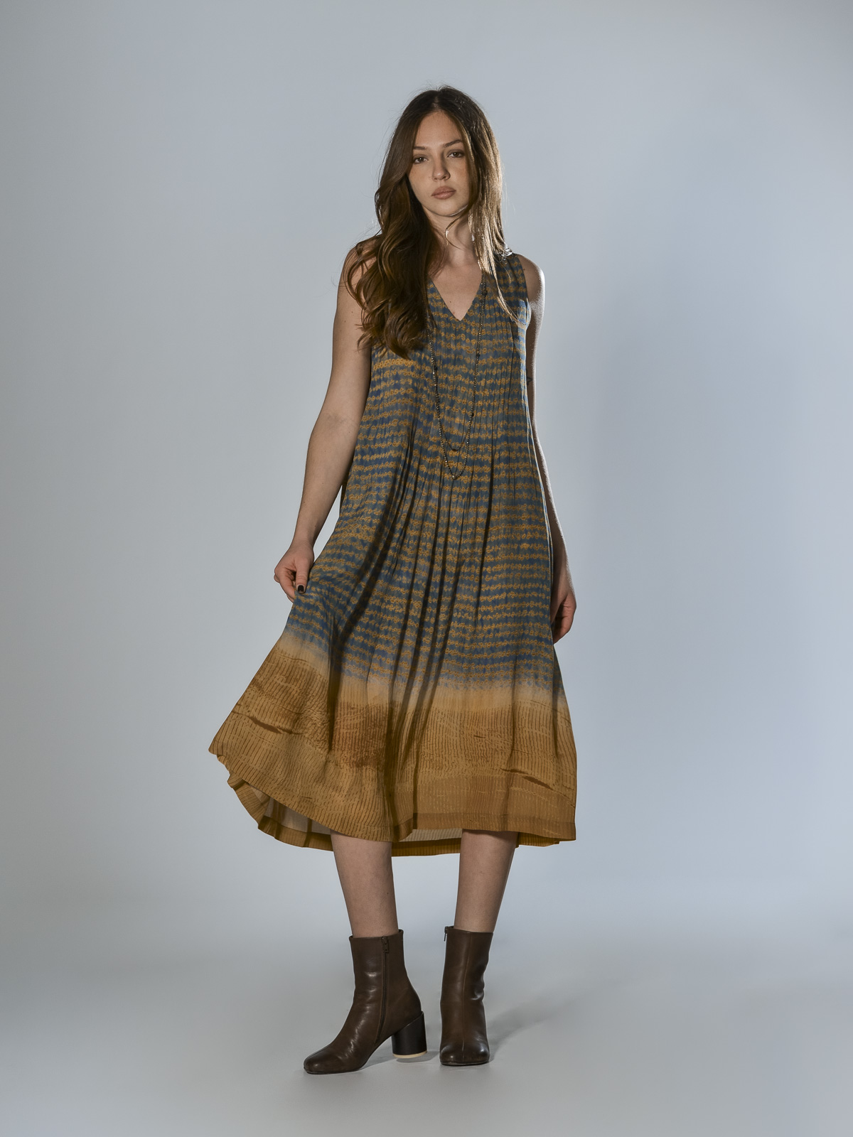 Abito smanicato Raga in viscosa color senape con scollo a V e chiusura posteriore a goccia con bottone – capo artigianale leggero