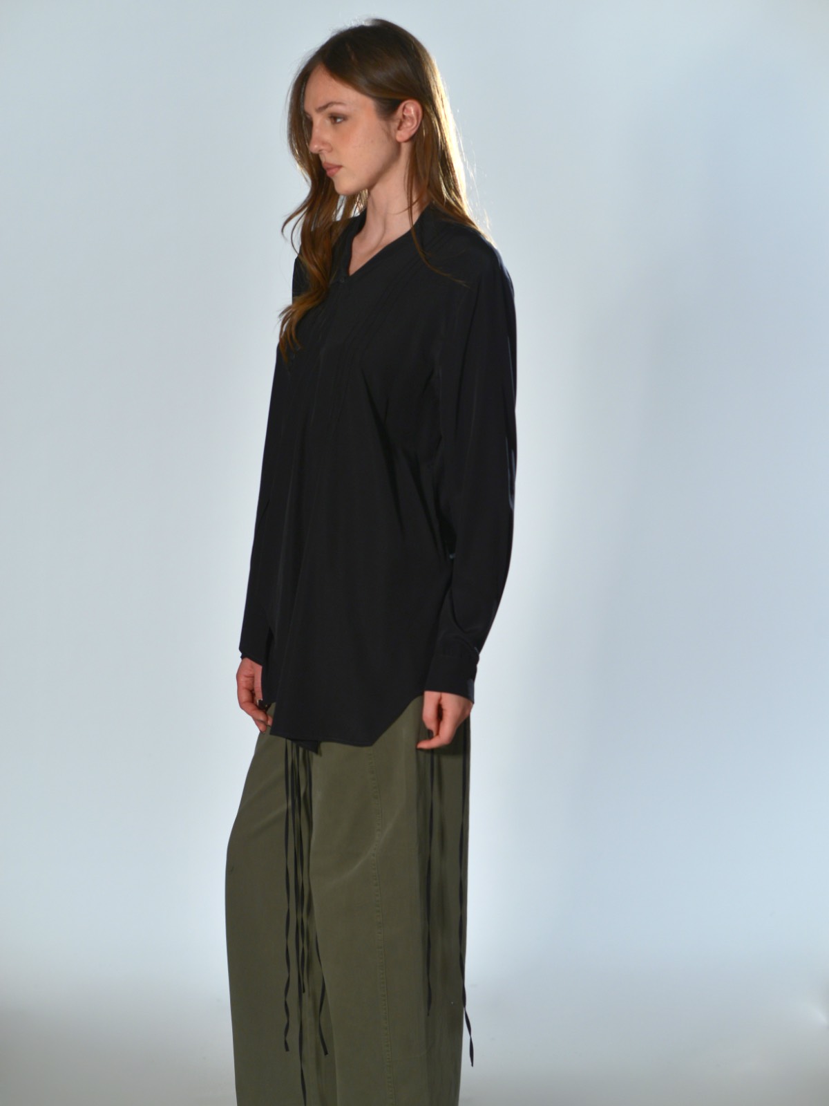 Camicia Nera in Seta con Pieghe Asimmetriche 1