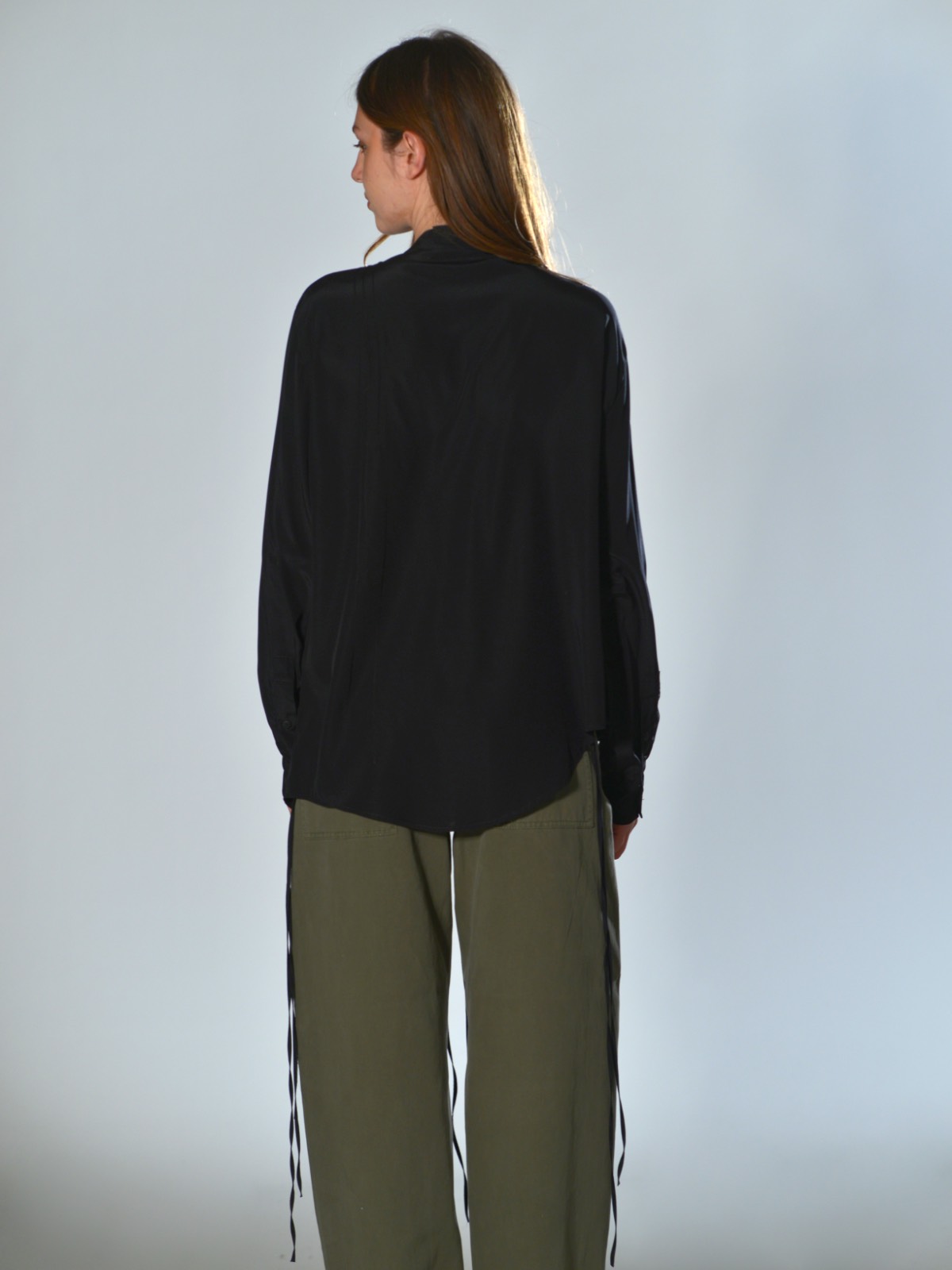 Camicia Nera in Seta con Pieghe Asimmetriche 2