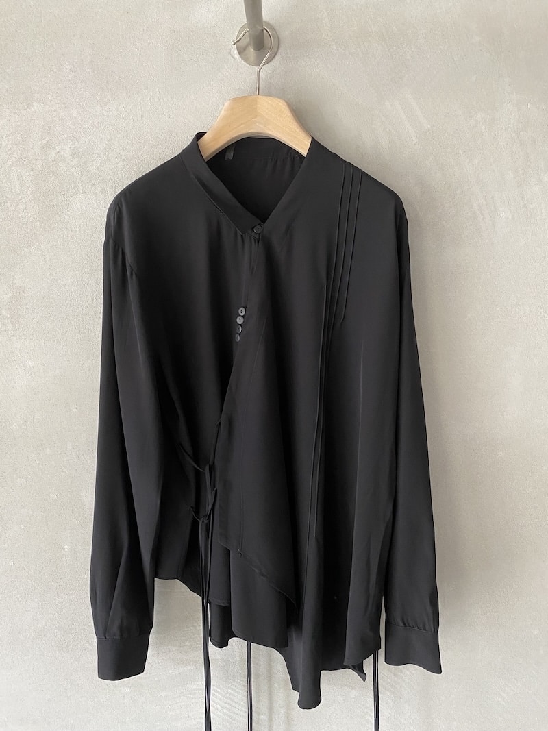 Camicia nera in seta con pieghe asimmetriche e laccetti