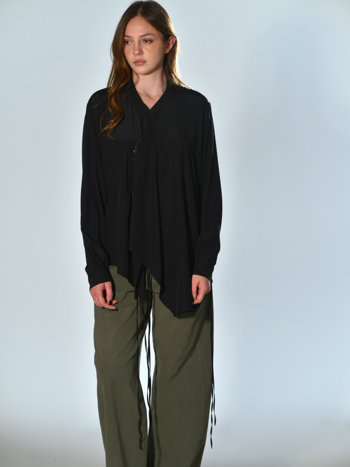 Camicia Nera in Seta con Pieghe Asimmetriche