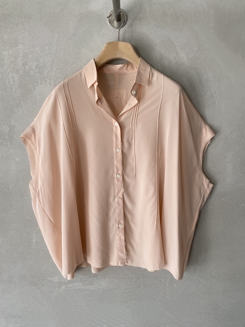 Camicia oversize rosa carne in seta crepe de chine con manica kimono