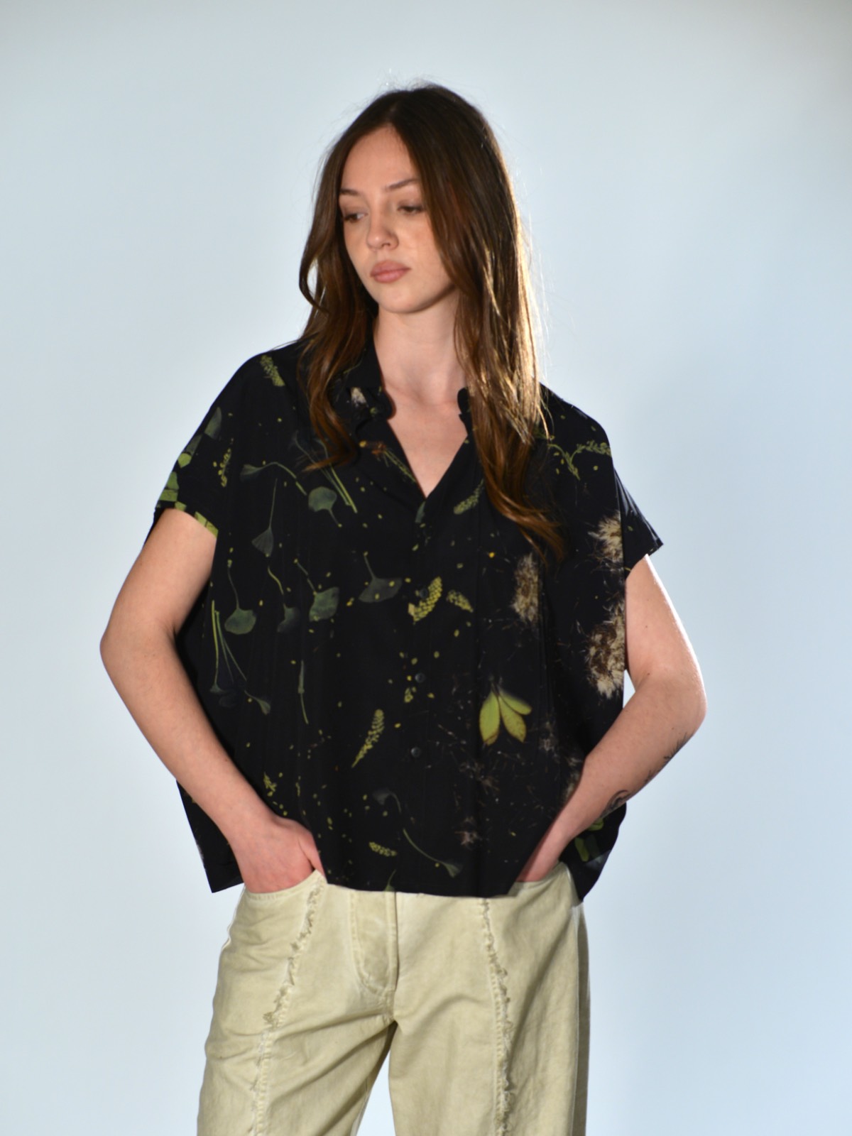 Camicia oversize in seta stampata con disegno botanico e manica kimono