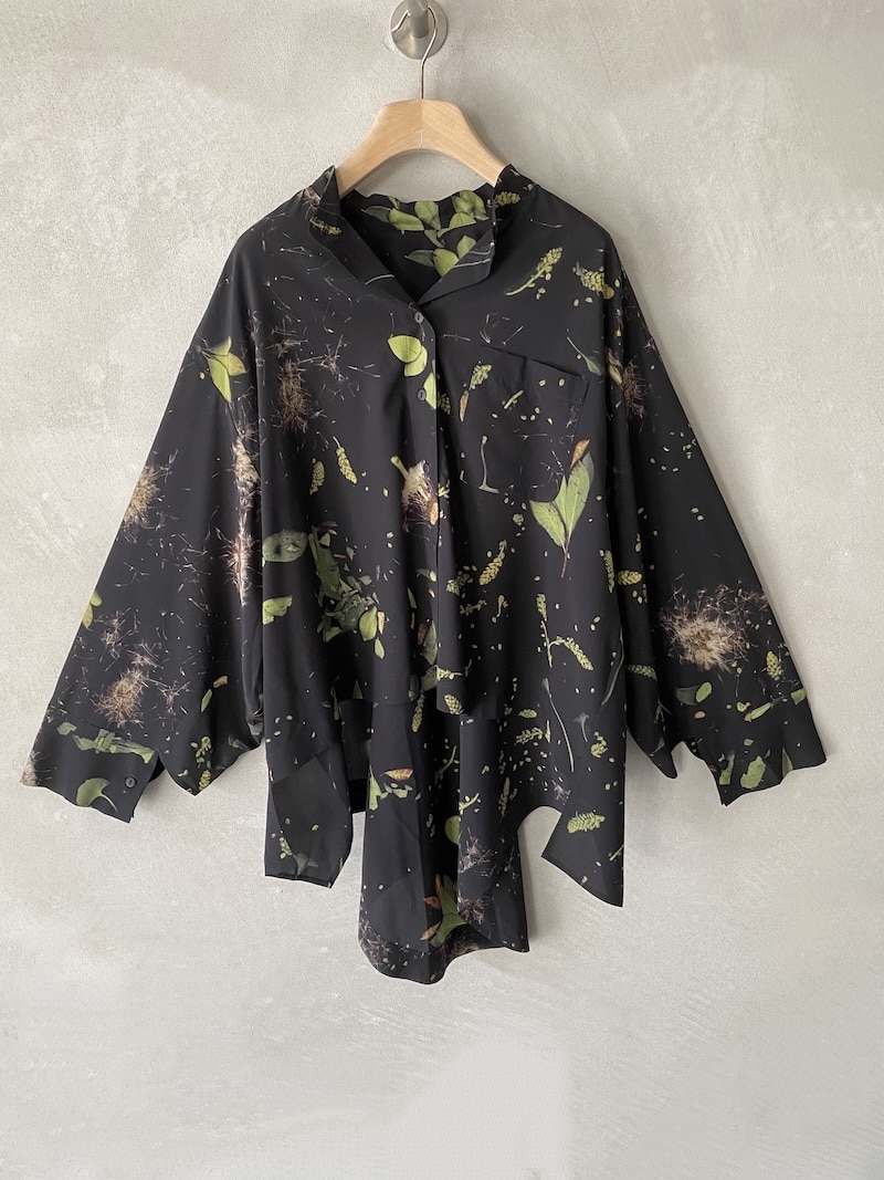 Camicia oversize Serie Numerica in seta nera con stampa botanica
