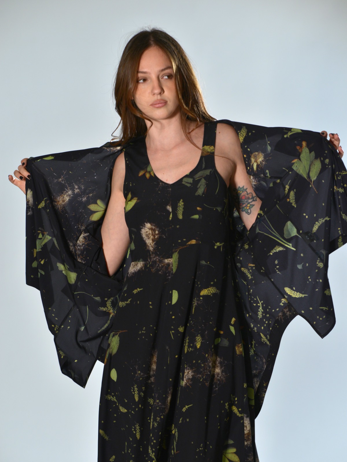 Camicia oversize Serie Numerica in seta nera con stampa botanica