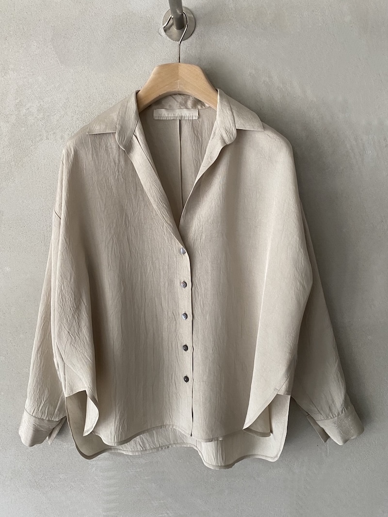 Camicia over Marina Lari in acetato beige, con scollo a V profondo, colletto aperto e chiusura frontale con bottoni