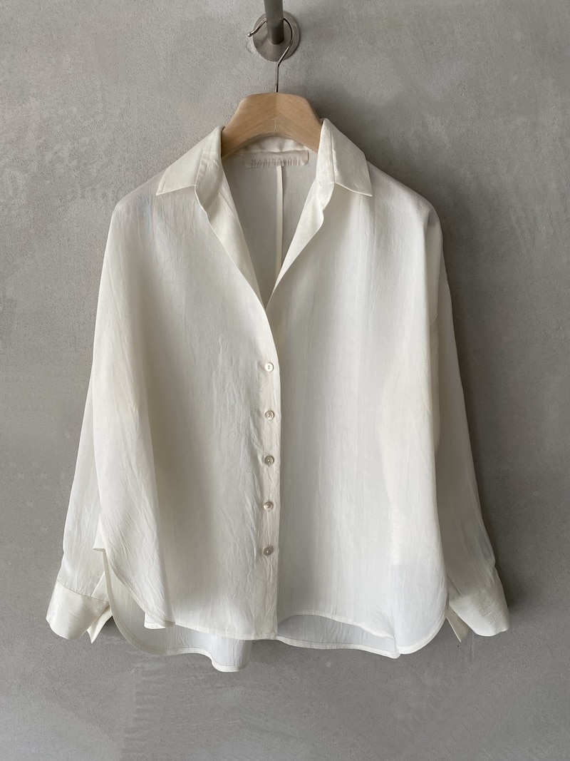 Camicia over Marina Lari in acetato bianco, con scollo a V profondo, colletto aperto e chiusura frontale con bottoni