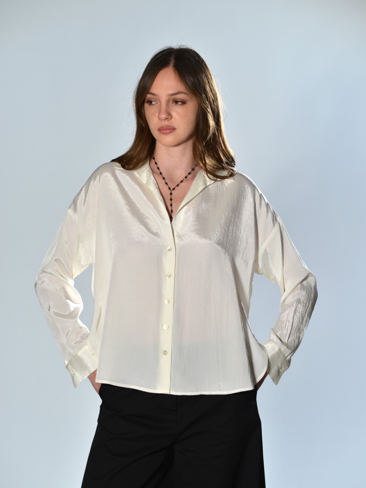 Camicia over Marina Lari in acetato bianco, con scollo a V profondo, colletto aperto e chiusura frontale con bottoni