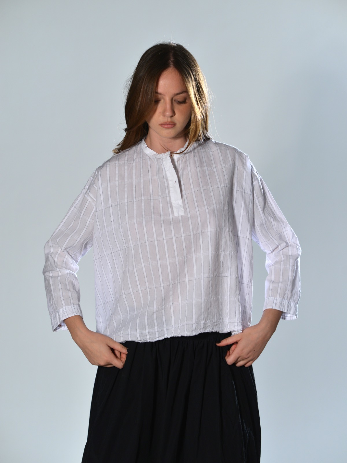 Camicia over HANNOH in cotone leggero bianco con motivo a righe e colletto alla coreana