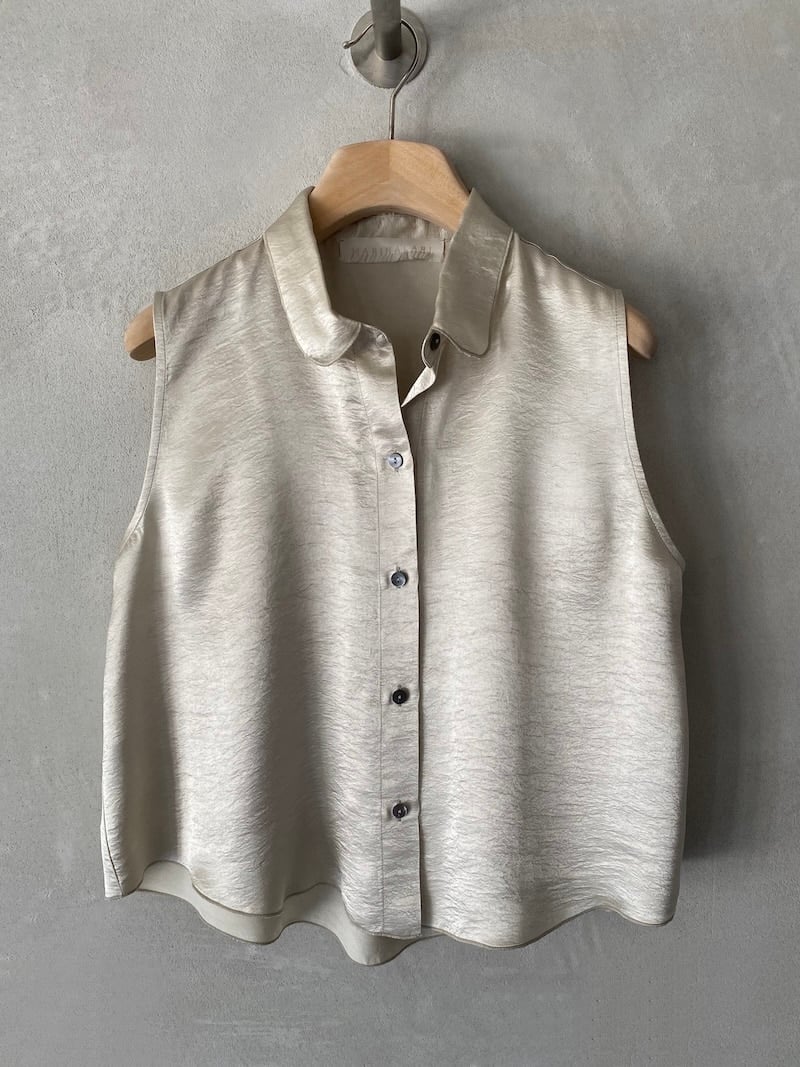 Camicia over corta smanicata Marina Lari in acetato greige, con chiusura frontale a bottoni e orlo arrotondato