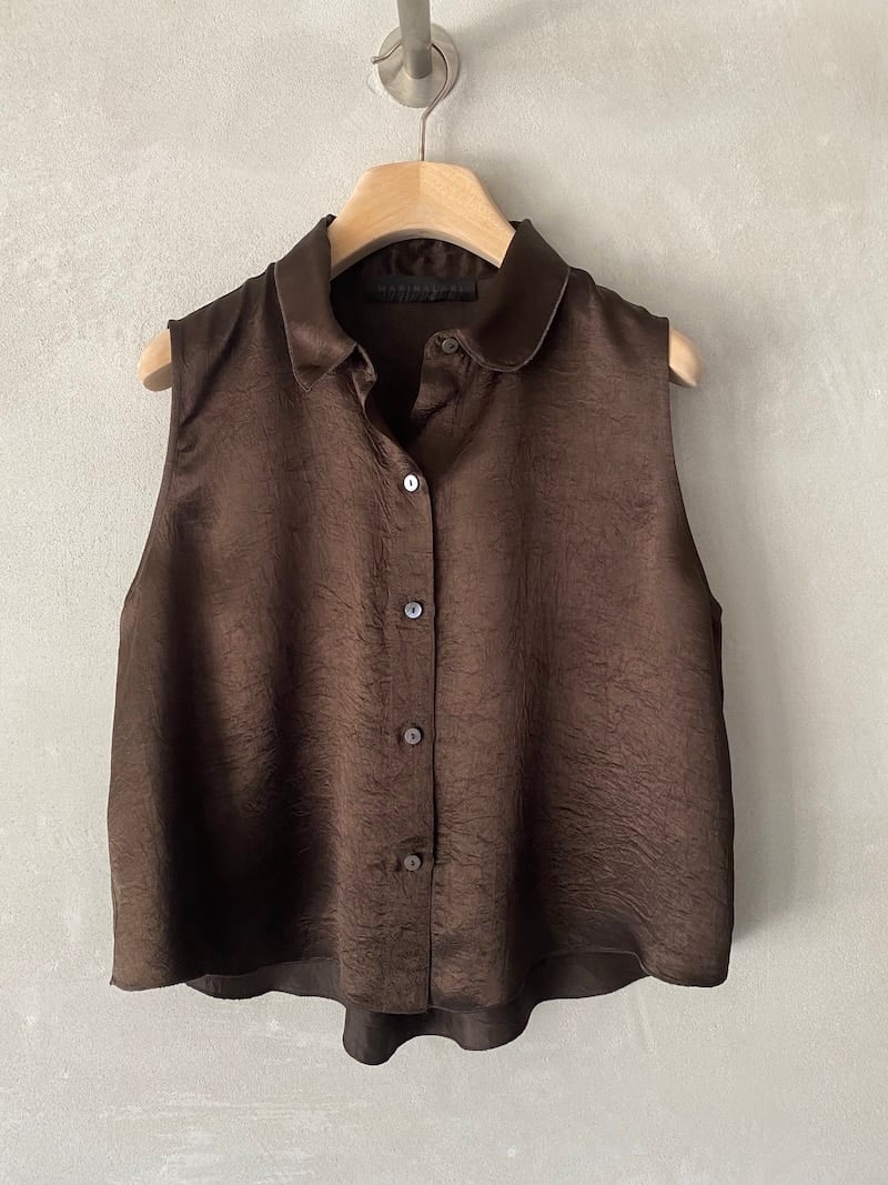 Camicia over corta smanicata Marina Lari in acetato marrone, con chiusura frontale a bottoni e orlo arrotondato