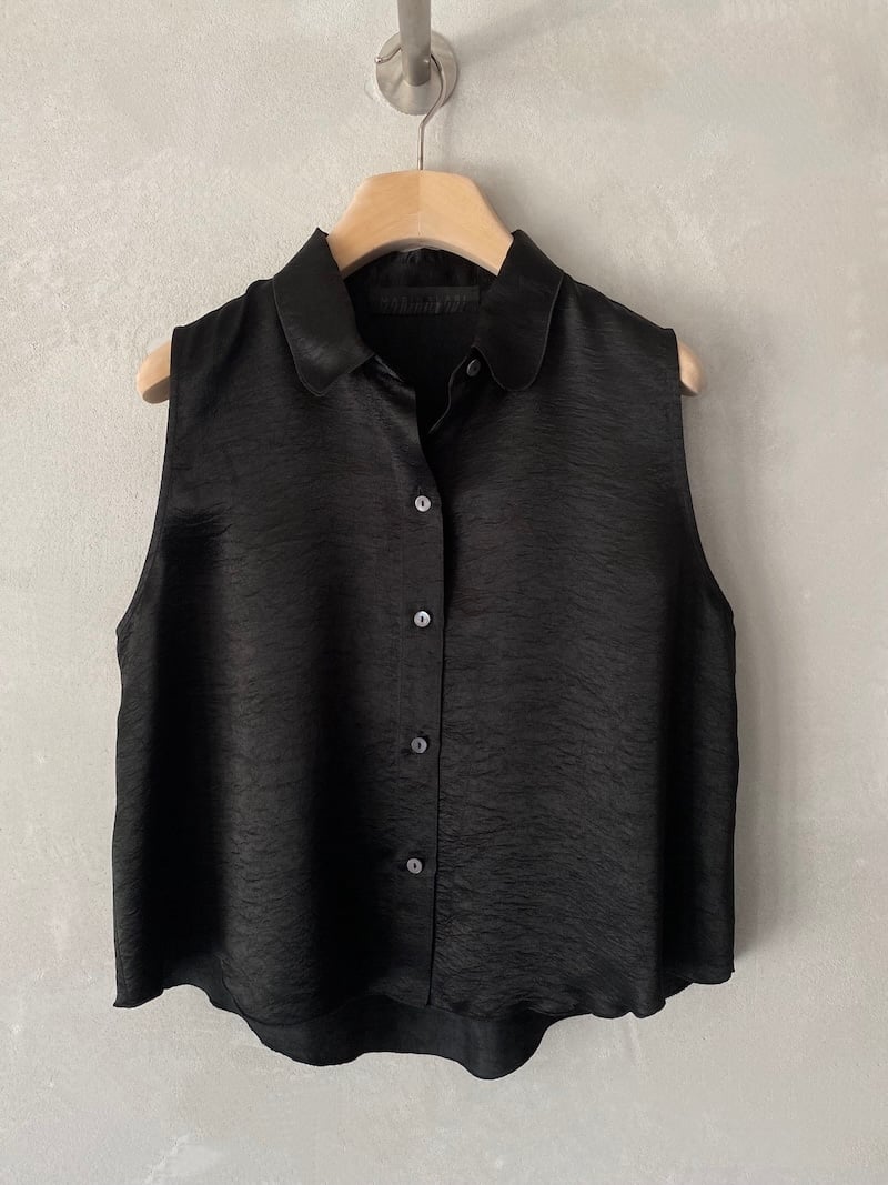 Camicia over corta smanicata Marina Lari in acetato nero, con chiusura frontale a bottoni e orlo arrotondato