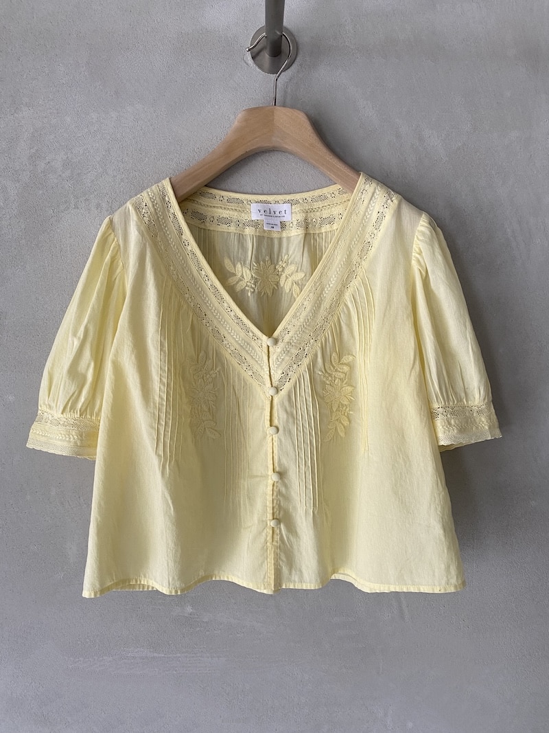 Camicia over Velvet in mussola di cotone giallo con inserti in pizzo e ricami floreali