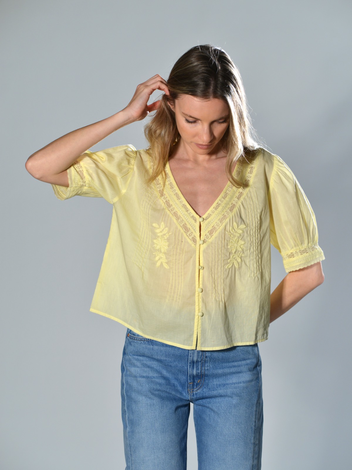 Camicia over Velvet in mussola di cotone giallo con inserti in pizzo e ricami floreali