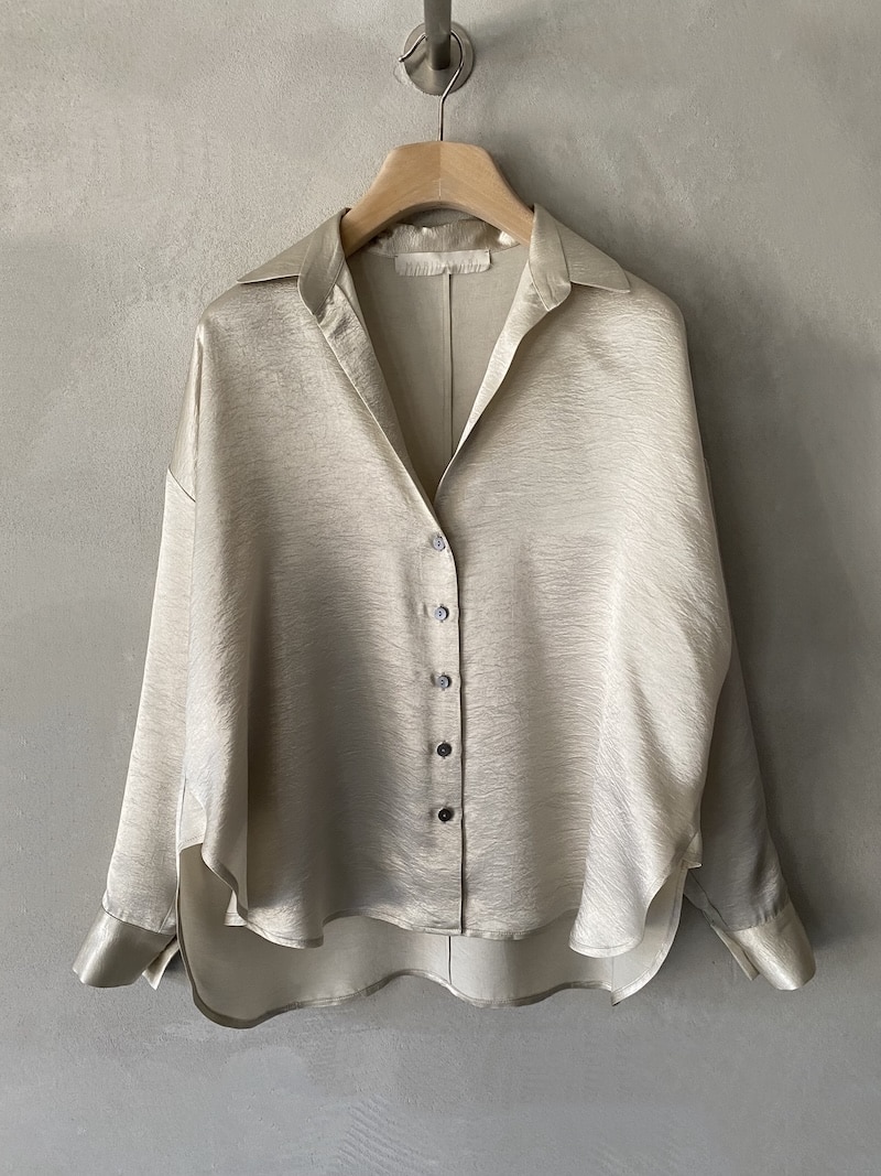 Camicia over Marina Lari in acetato greige, con scollo a V profondo, colletto aperto e chiusura frontale con bottoni