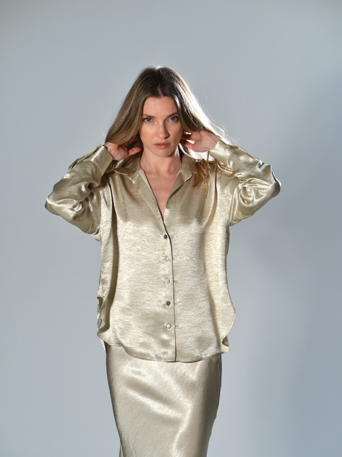 Camicia over Marina Lari in acetato greige, con scollo a V profondo, colletto aperto e chiusura frontale con bottoni