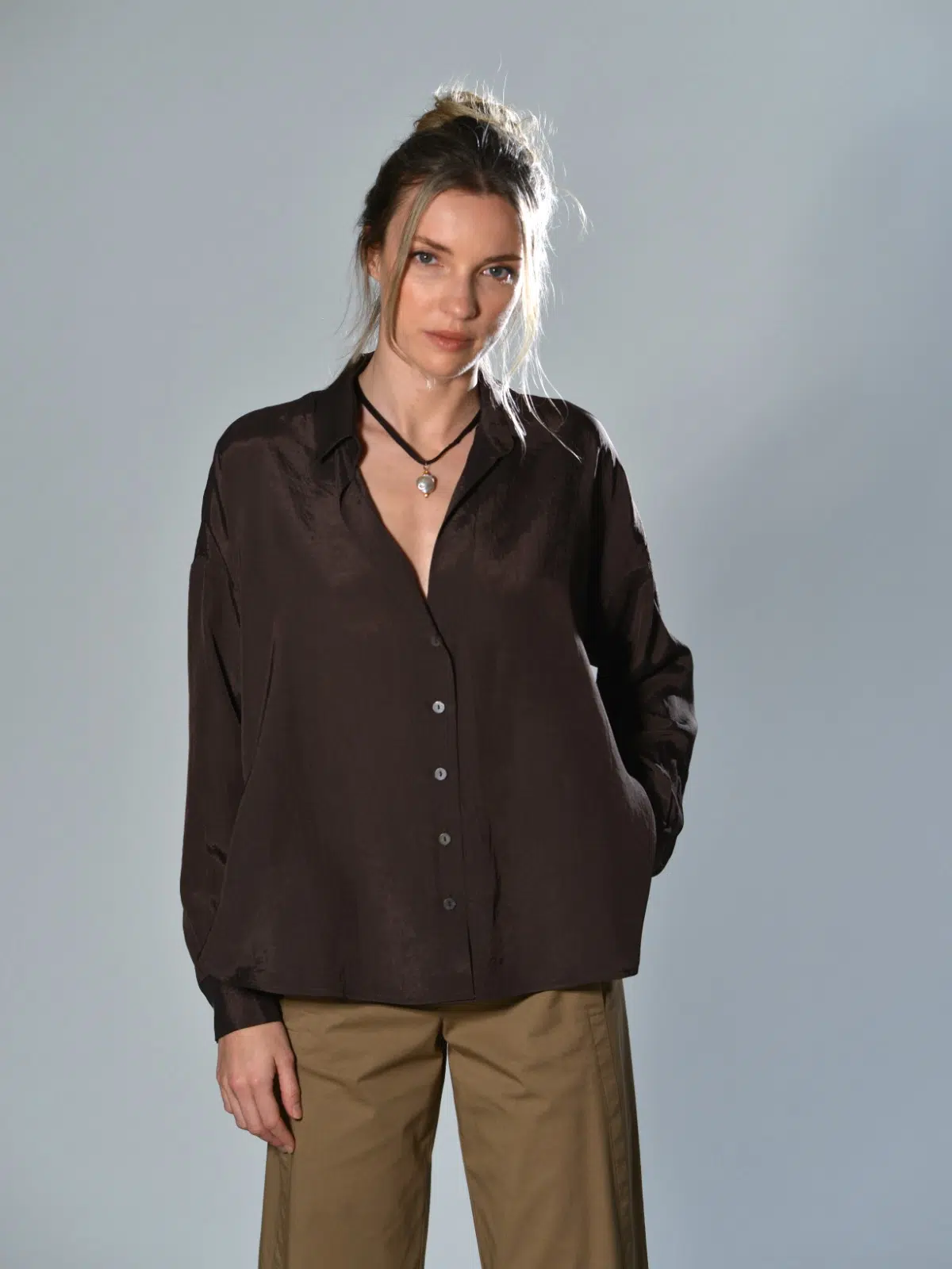 Camicia over Marina Lari in acetato marrone, con scollo a V profondo, colletto aperto e chiusura frontale con bottoni