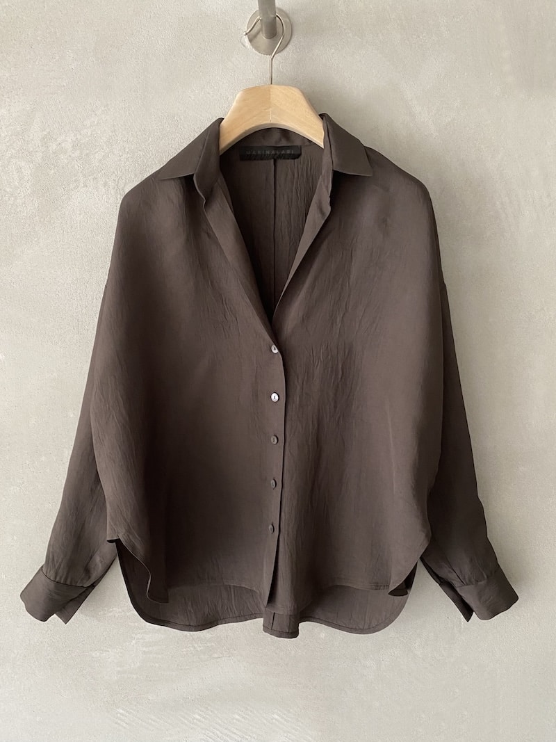 Camicia over Marina Lari in acetato marrone, con scollo a V profondo, colletto aperto e chiusura frontale con bottoni