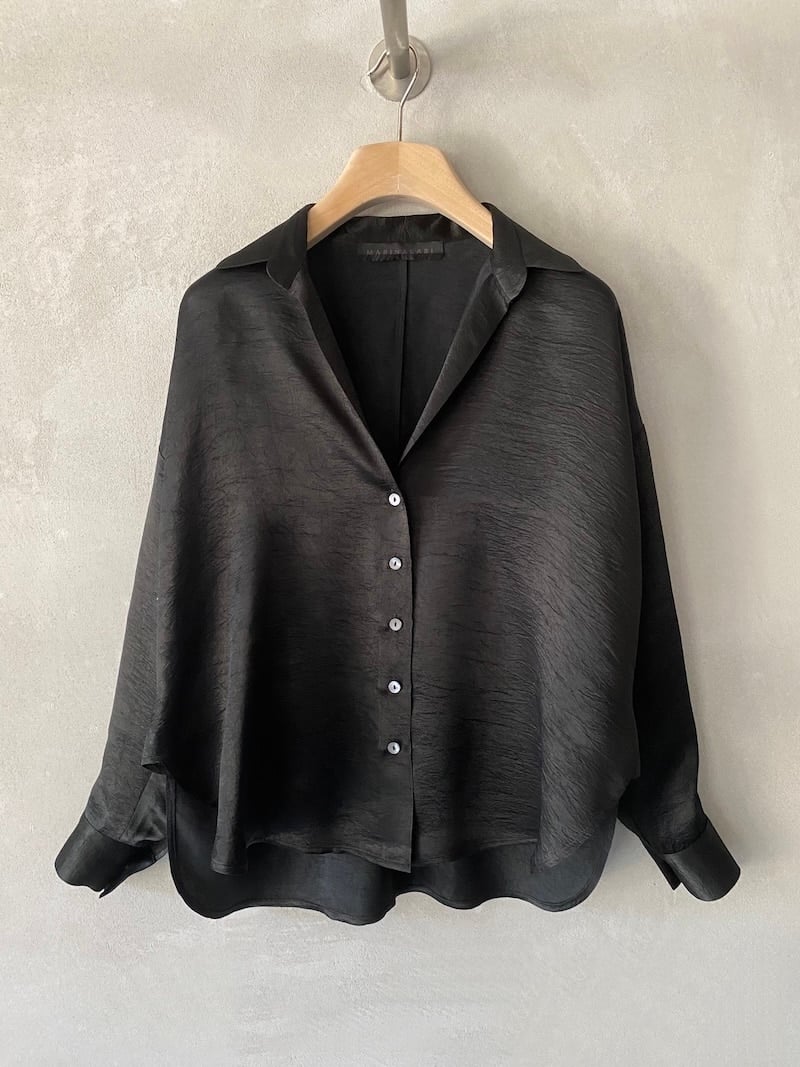 Camicia over Marina Lari in acetato nero, con scollo a V profondo, colletto aperto e chiusura frontale con bottoni