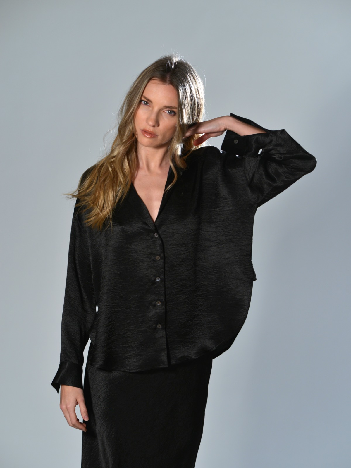 Camicia over Marina Lari in acetato nero, con scollo a V profondo, colletto aperto e chiusura frontale con bottoni