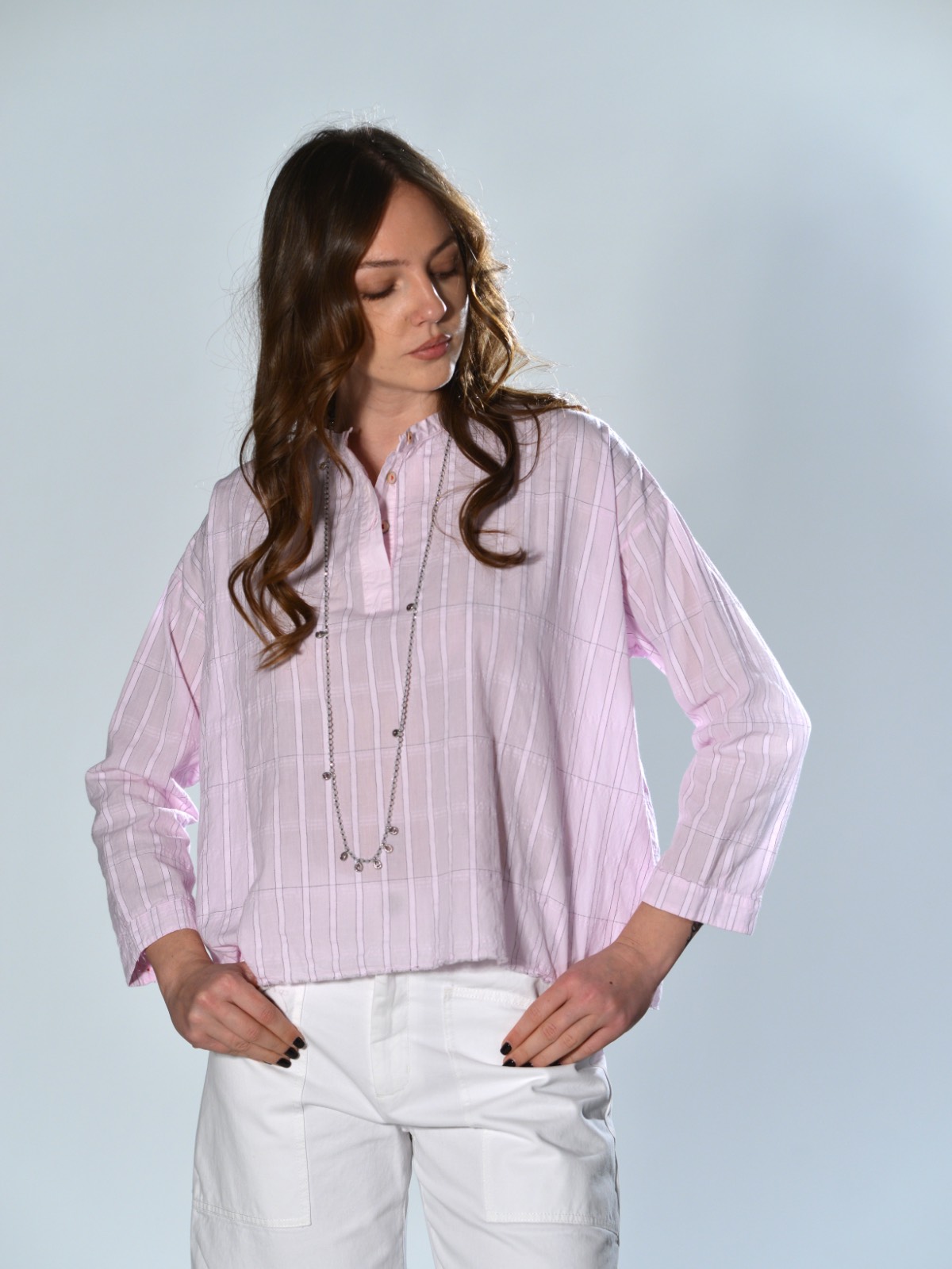 Camicia over HANNOH in cotone leggero rosa con motivo a righe e colletto alla coreana