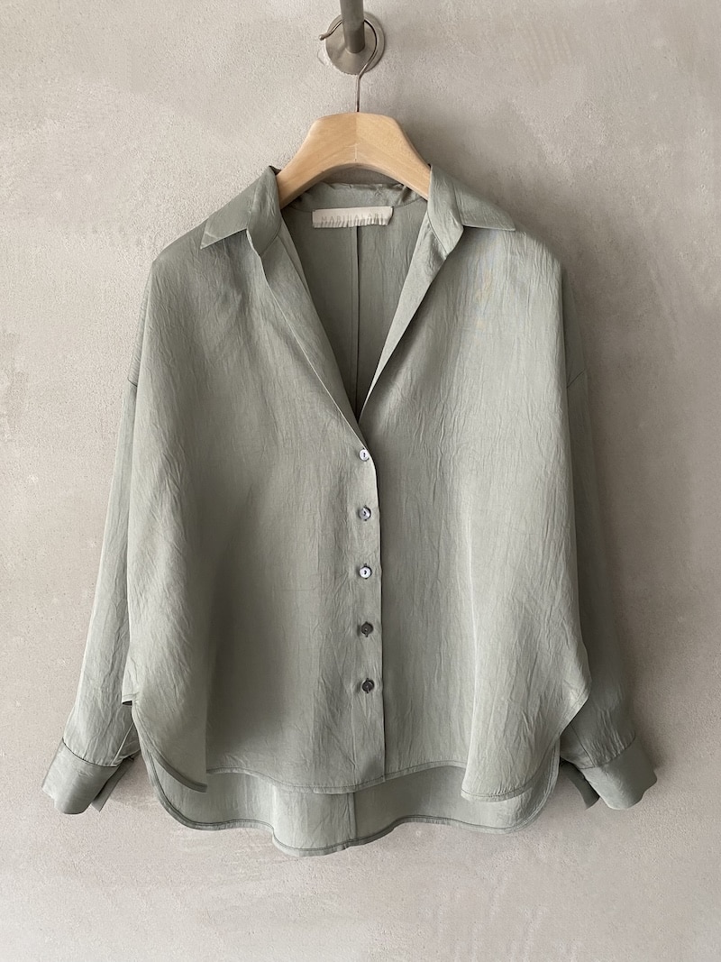 Camicia over Marina Lari in acetato color salvia, con scollo a V profondo, colletto aperto e chiusura frontale con bottoni