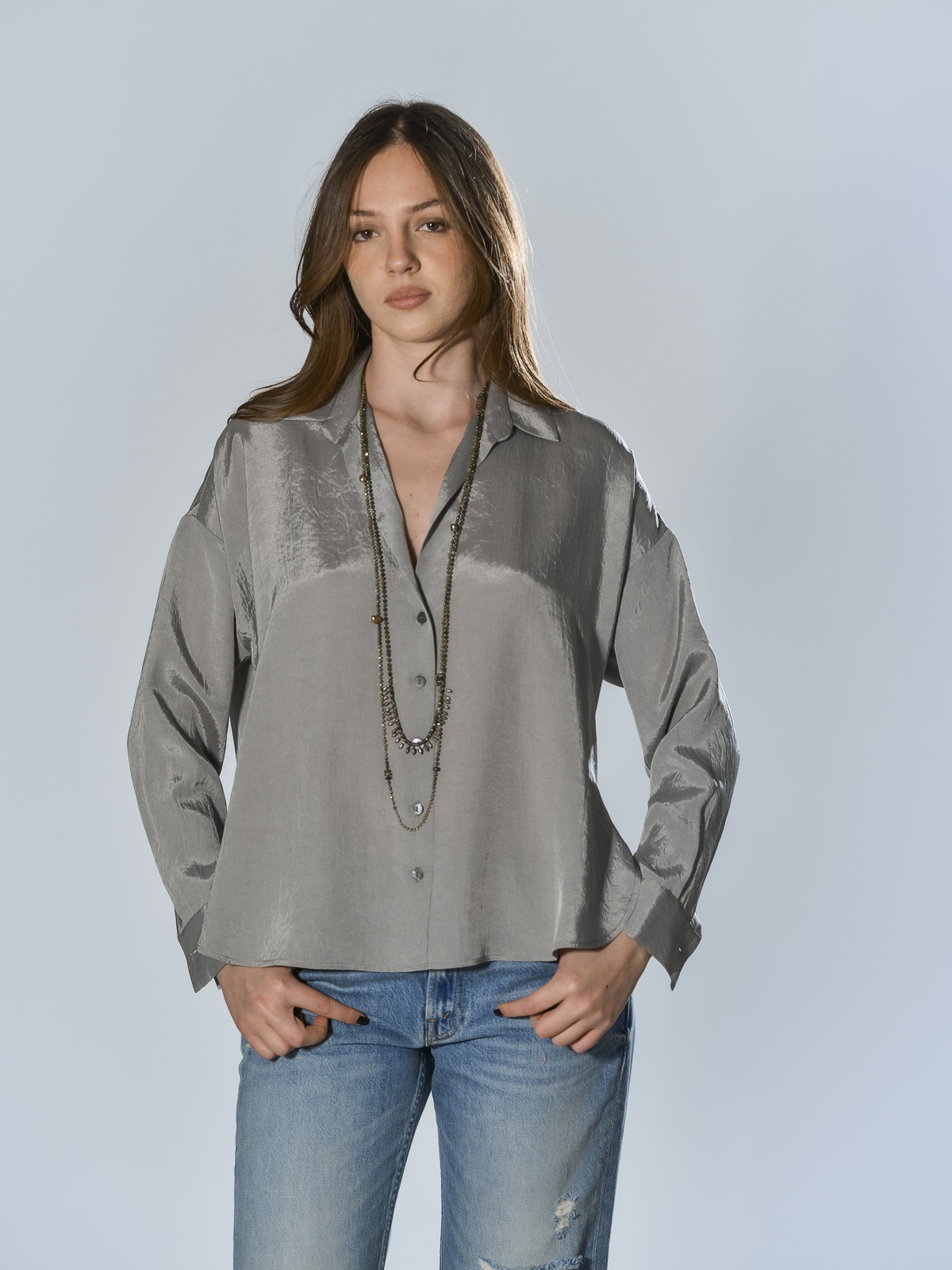 Camicia over Marina Lari in acetato color salvia, con scollo a V profondo, colletto aperto e chiusura frontale con bottoni