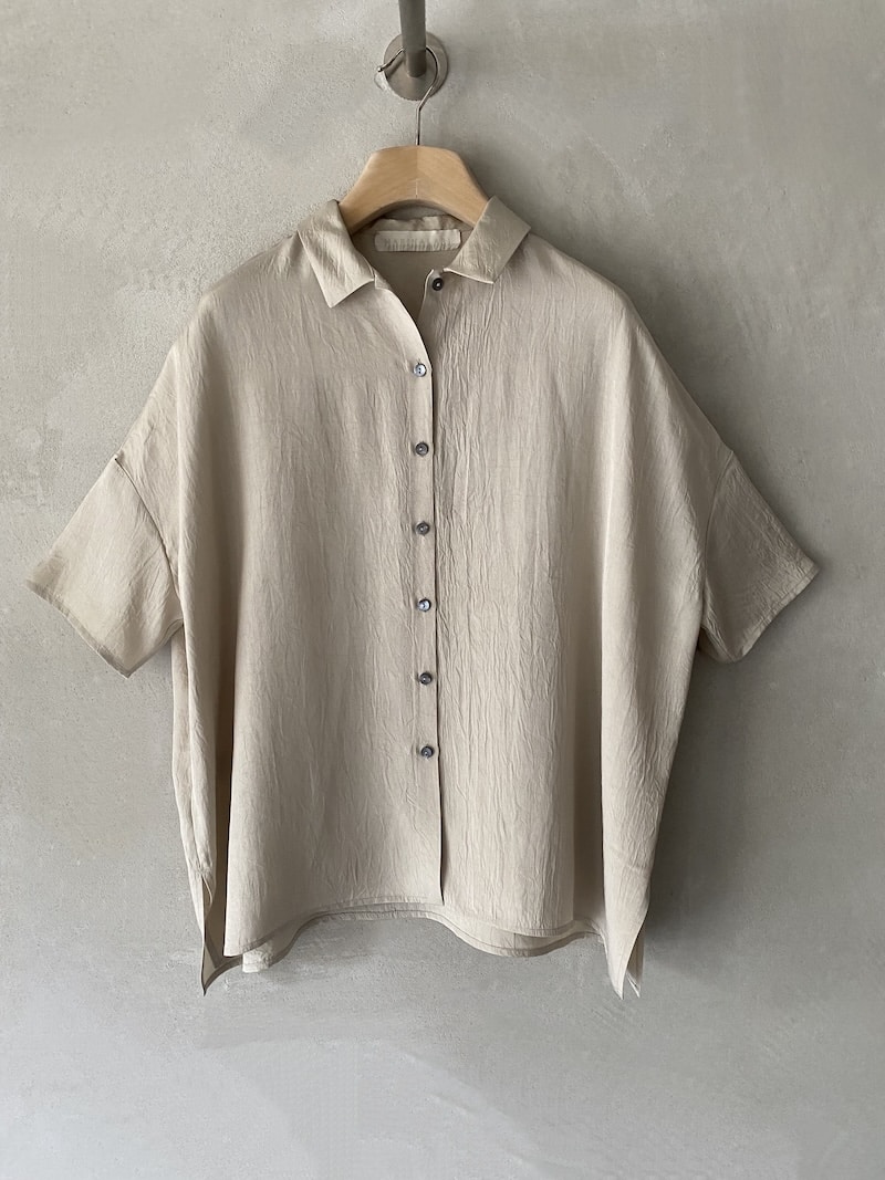 Camicia oversize Marina Lari in acetato beige, con colletto classico, maniche corte ampie e chiusura con bottoni in madreperla
