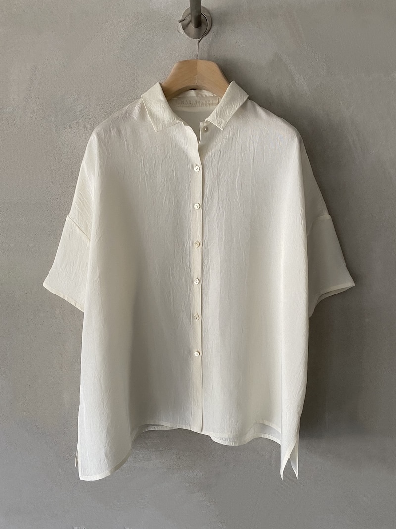 Camicia oversize Marina Lari in acetato bianco, con colletto classico, maniche corte ampie e chiusura con bottoni in madreperla