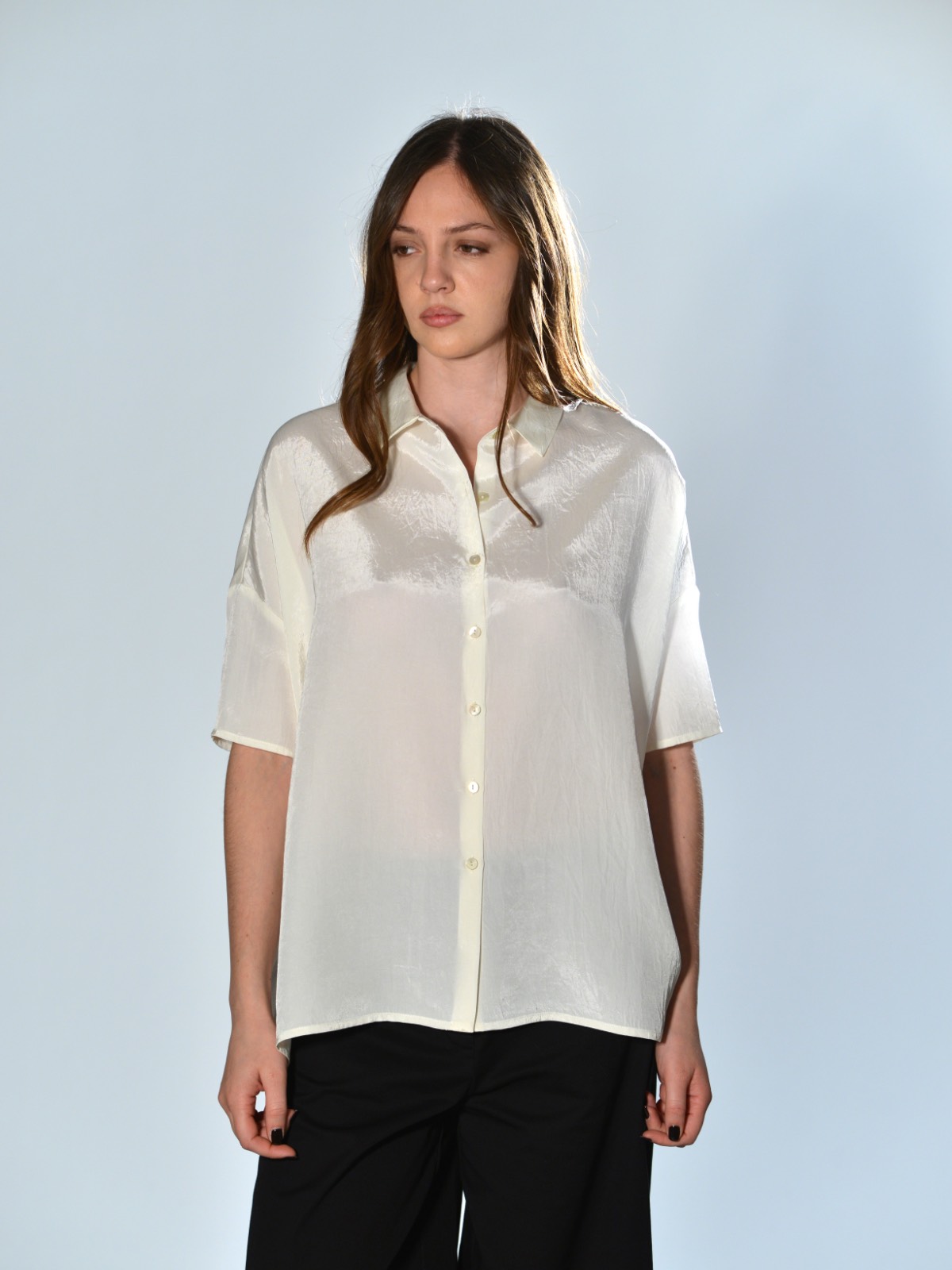 Camicia oversize Marina Lari in acetato bianco, con colletto classico, maniche corte ampie e chiusura con bottoni in madreperla