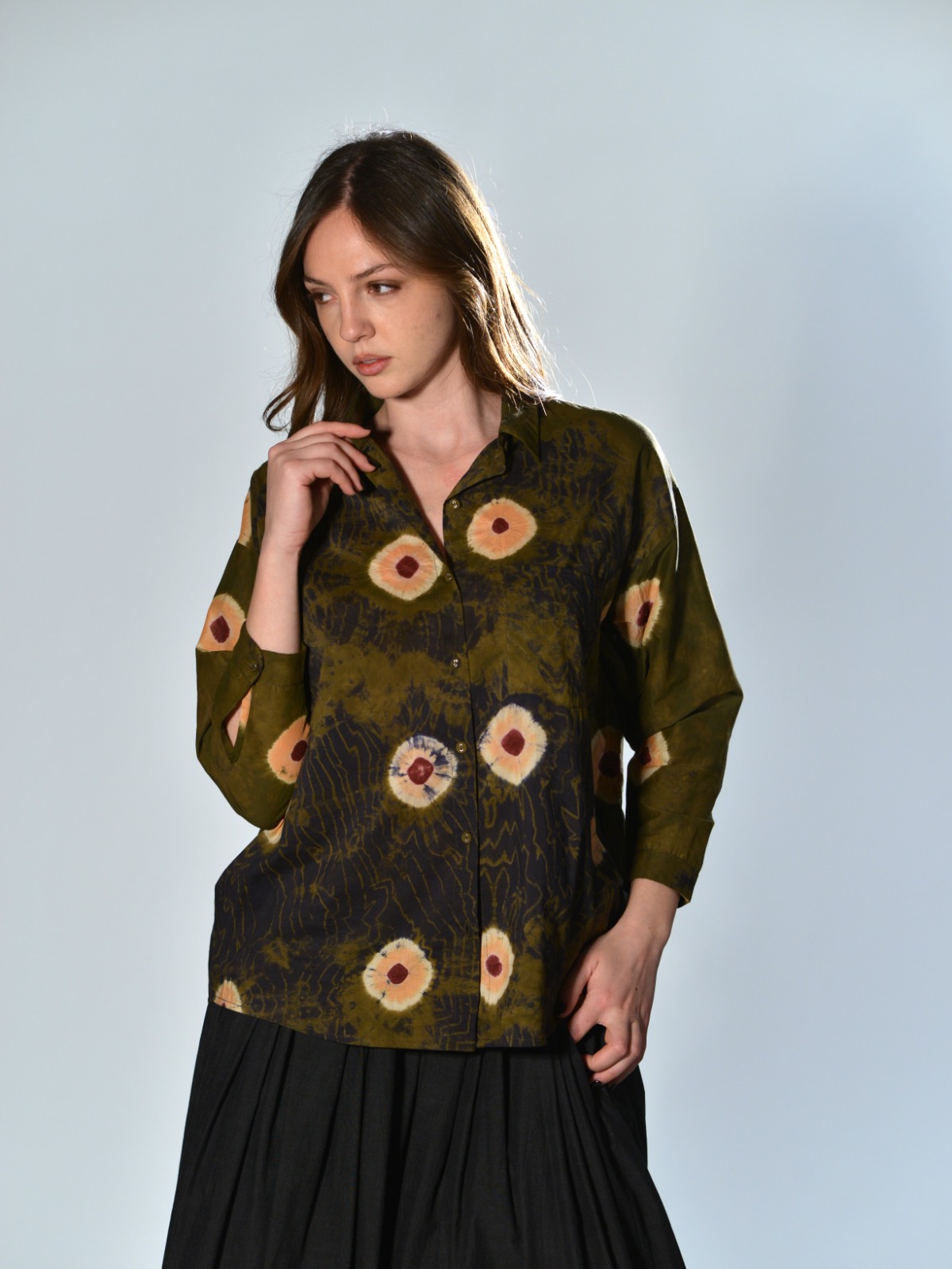 Camicia oversize Raga in cotone e seta, con colletto a uomo, sette bottoni foderati e manica lunga con polsino basso – capo artigianale leggero